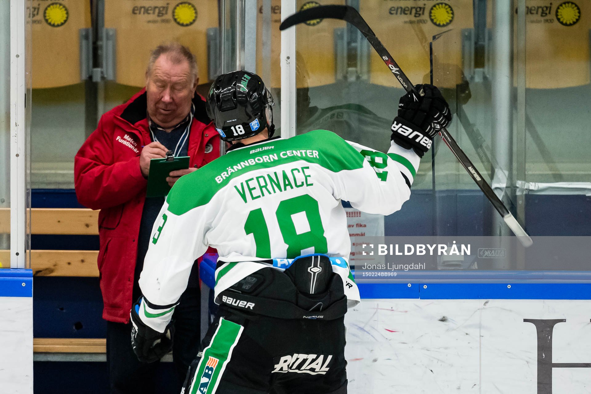 Rögles Mike Vernace visar känslor