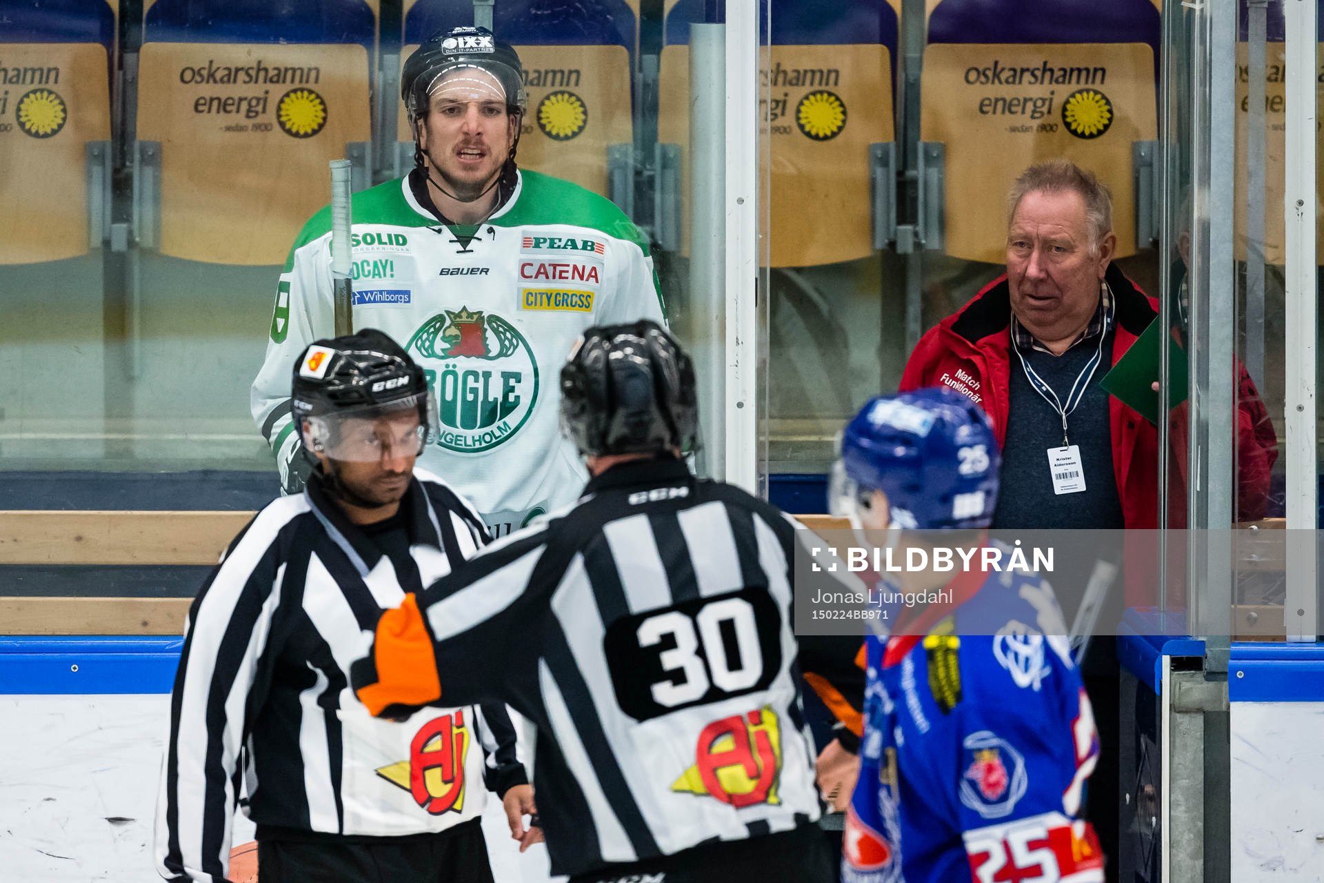 Rögles Mike Vernace visar känslor mot domare Johan Häll