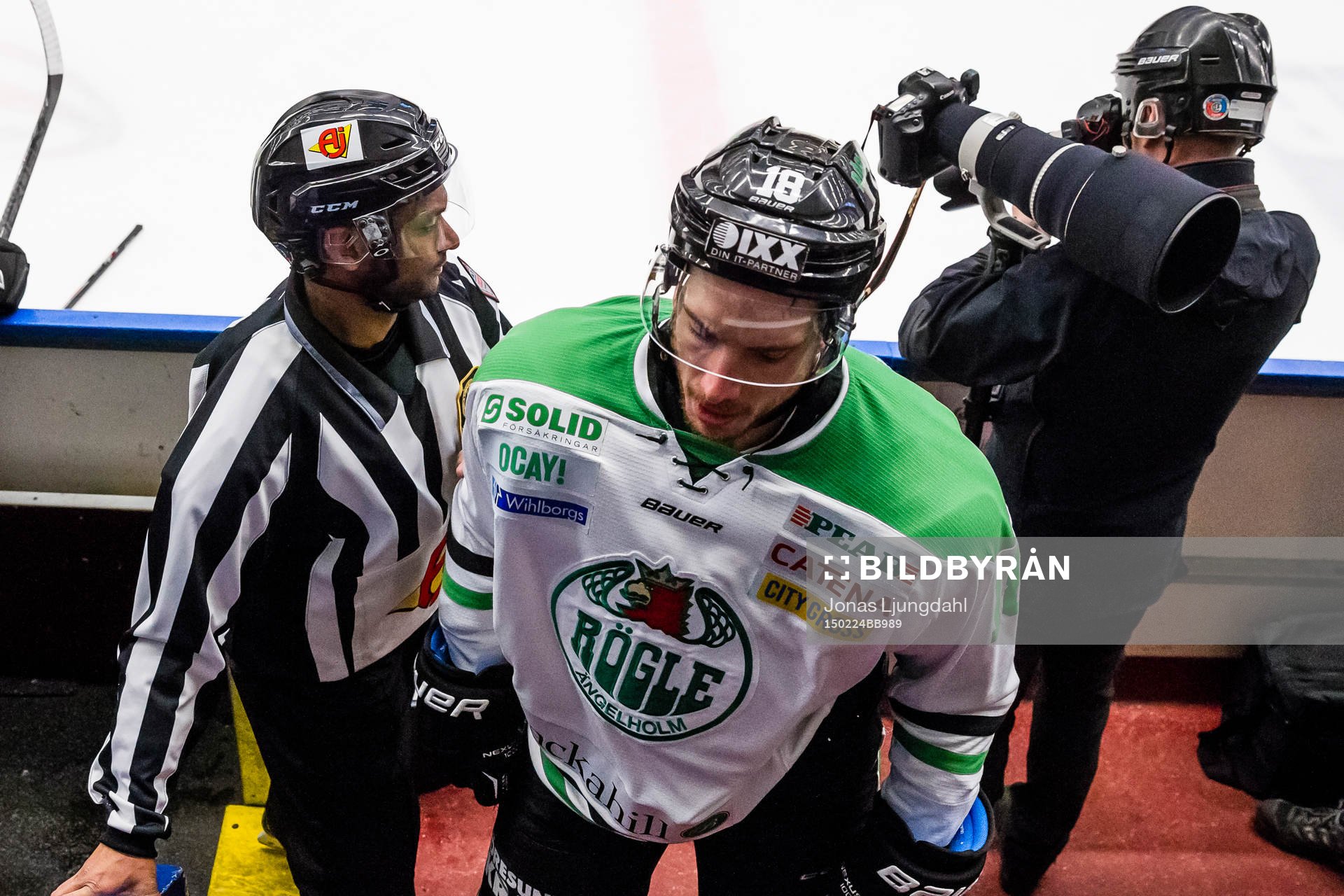 Rögles Mike Vernace visar känslor mot domare Johan Häll