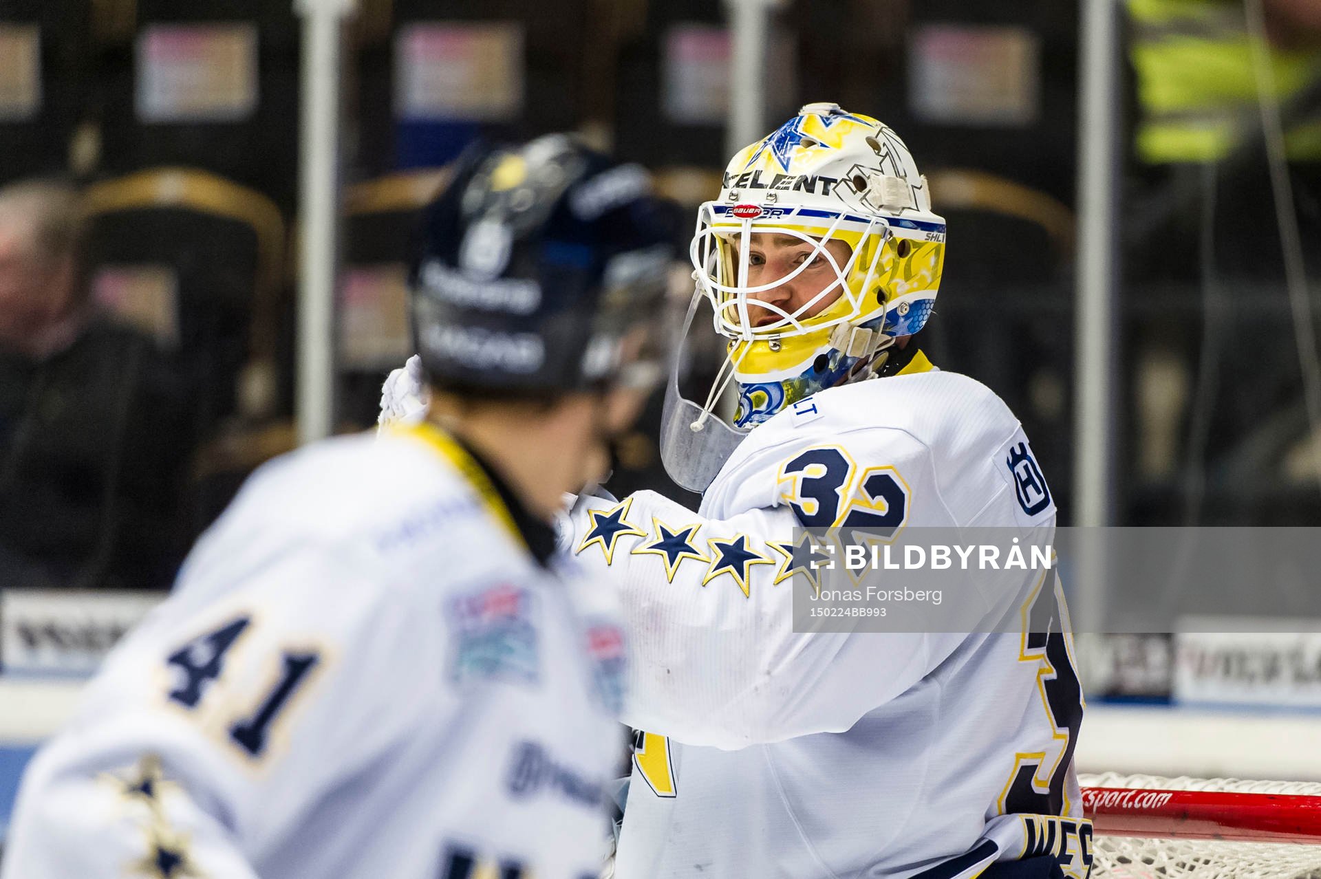 s målvakt Gustaf Wesslau skriker åt Chris Campoli när