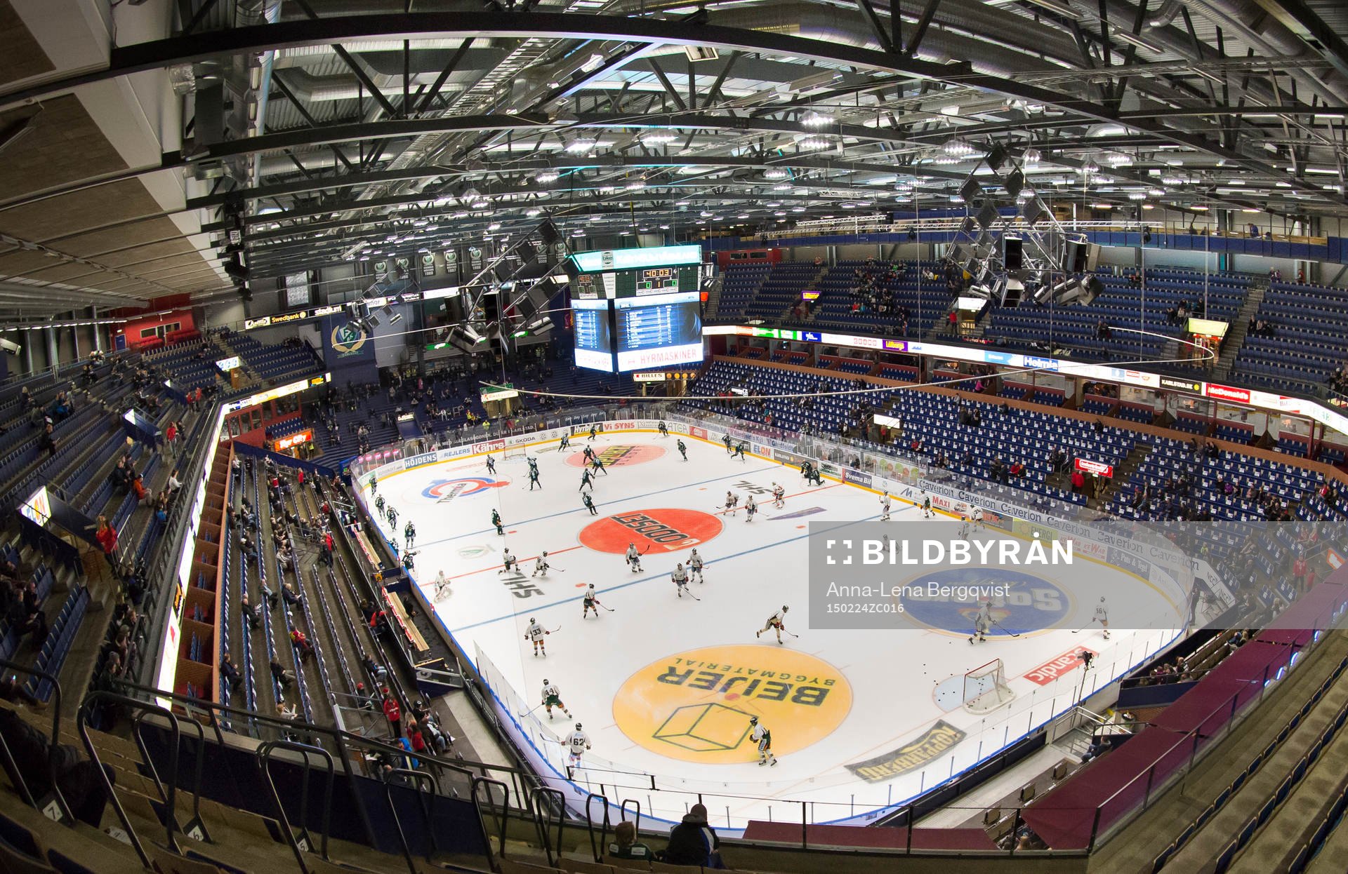 Spelarna värmer upp i Löfbergs Arena