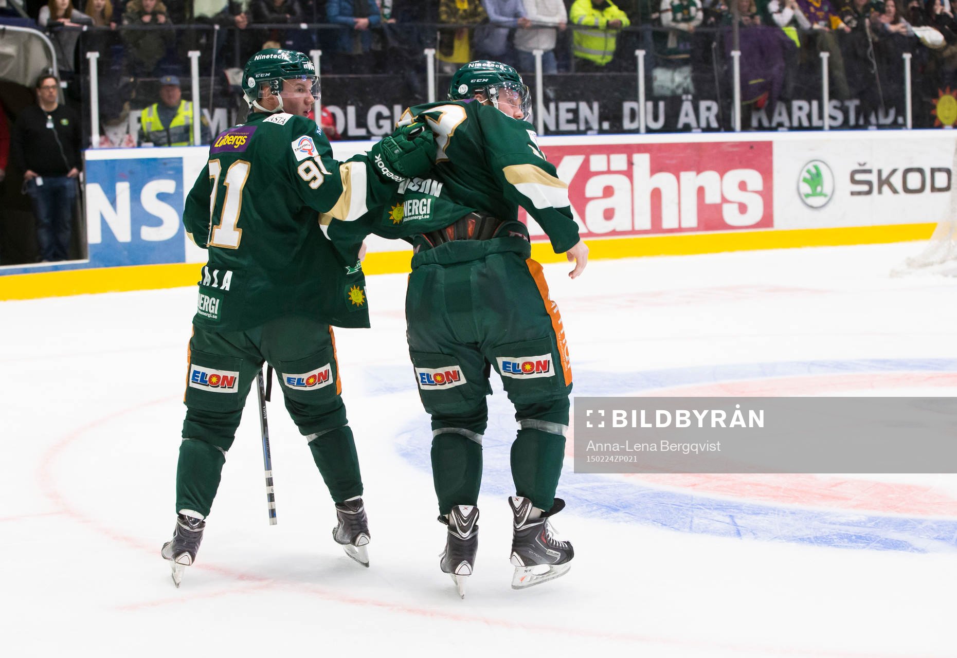 Färjestads Toni Rajala hjäper Linus Persson ut