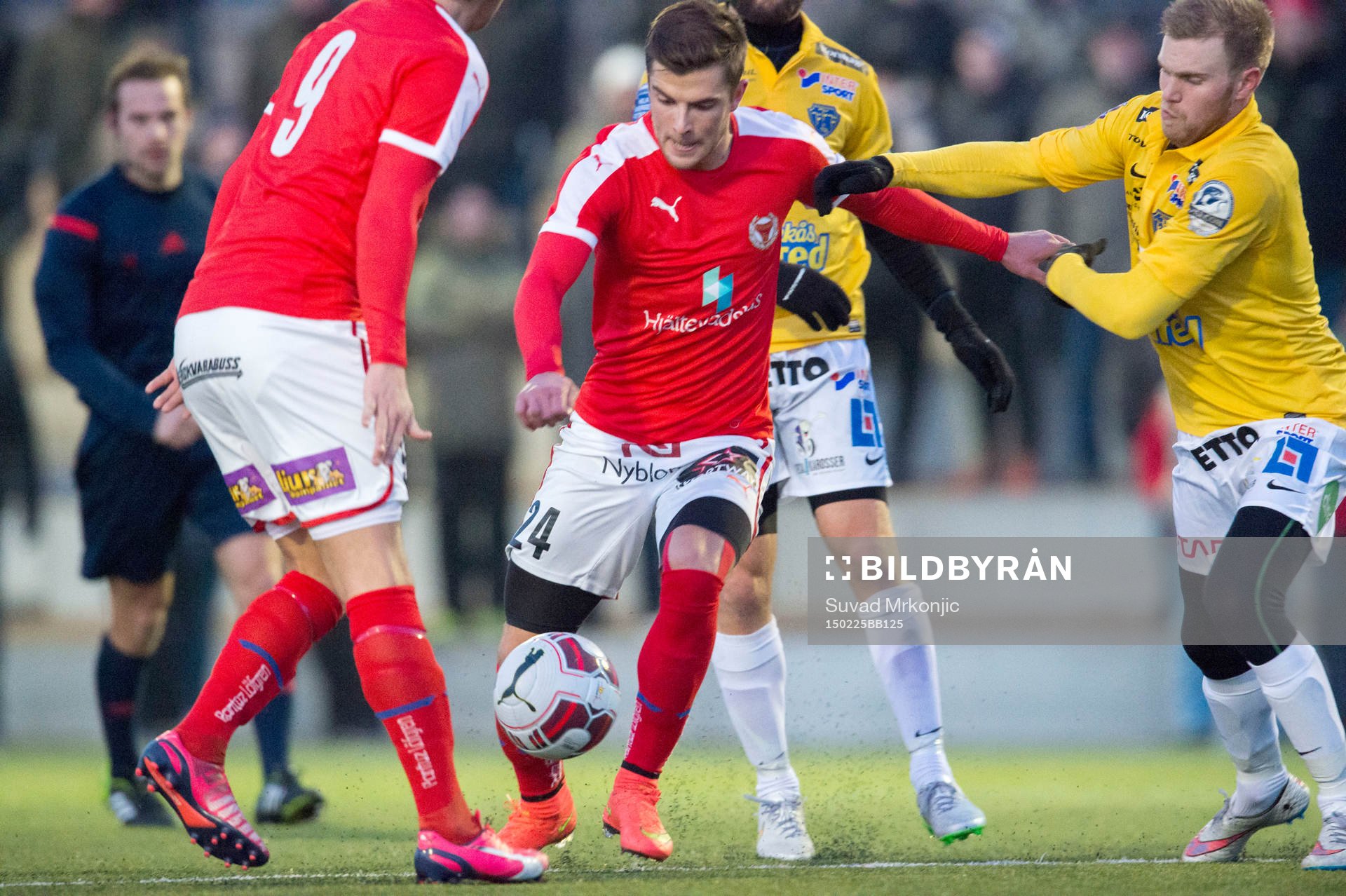 Kalmars Filip Sachpekidis avlossar ett skott.under träningsmatchen i fotboll mellan Kalmar och Falkenberg den 25 februari 2015 i Kalmar.
