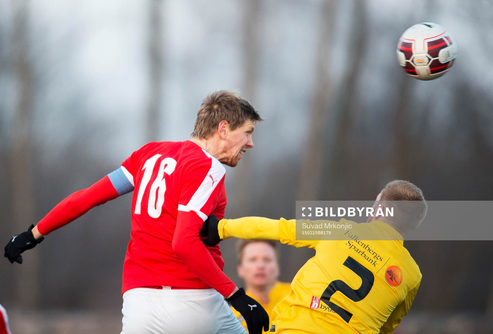 Kalmars David Elm i kamp med Falkenbergs Rasmus Sjöstedt under träningsmatchen i fotboll mellan Kalmar FF och Falkenbergs FF den 25 februari 2015 i Kalmar.