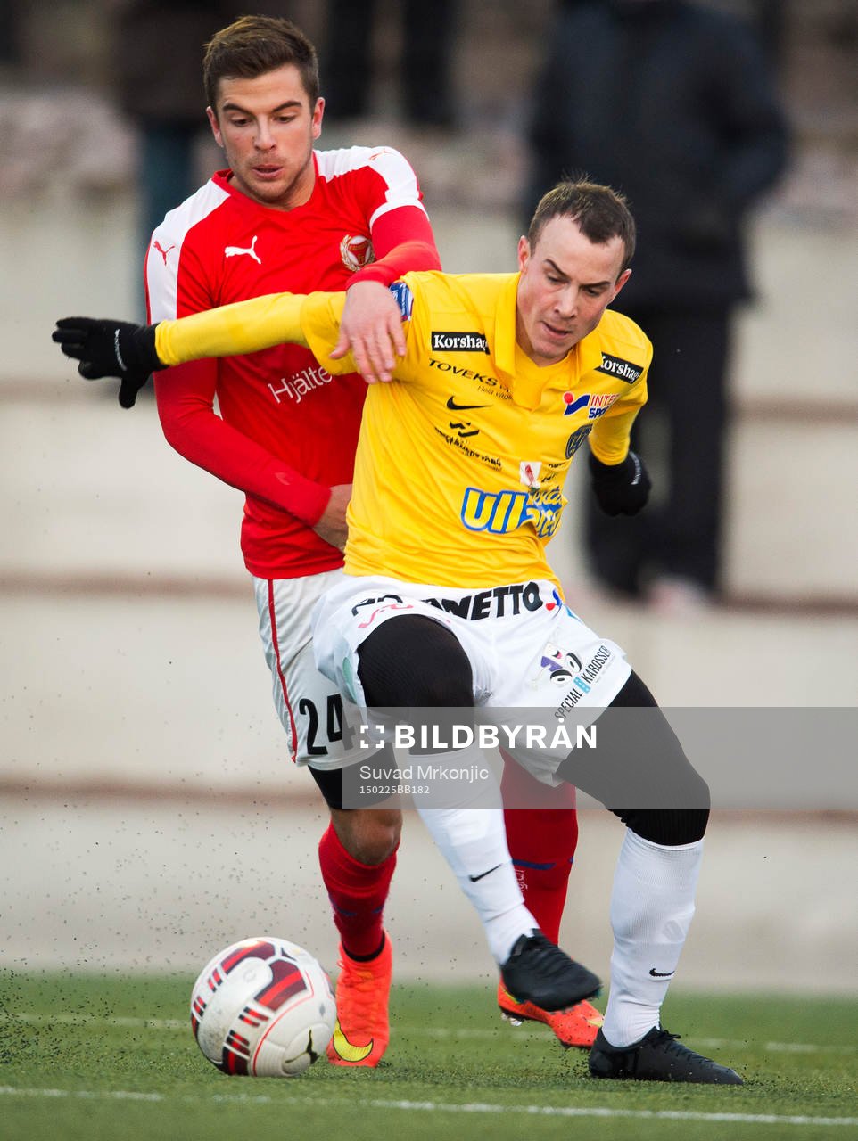 Kalmars Filip Sachpekidis och Falkenbergs Calle Wede i kamp under träningsmatchen i fotboll mellan Kalmar FF och Falkenbergs FF den 25 februari 2015 i Kalmar.