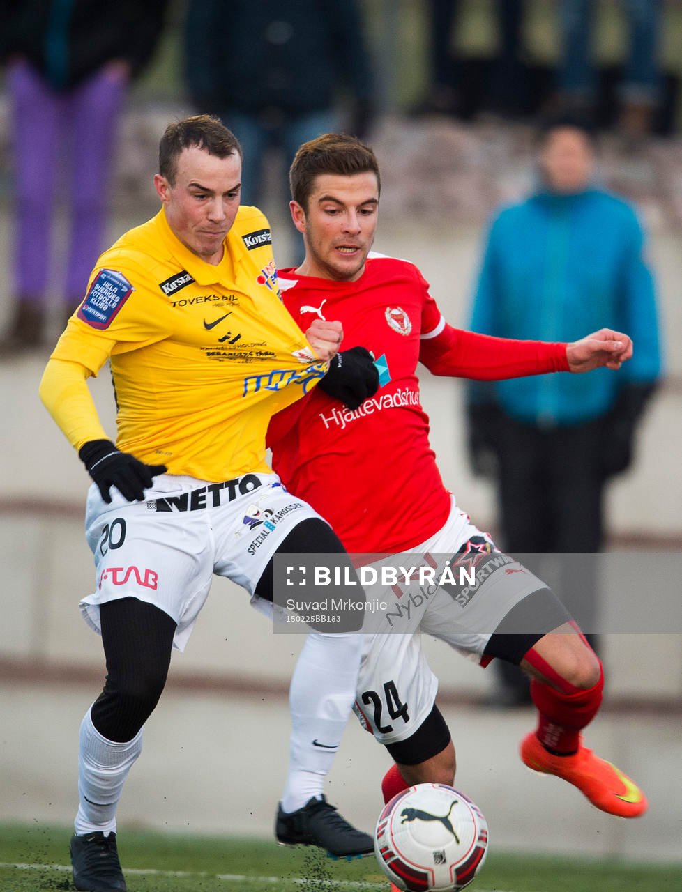 Kalmars Filip Sachpekidis och Falkenbergs Calle Wede i kamp under under träningsmatchen i fotboll mellan Kalmar FF och Falkenbergs FF den 25 februari 2015 i Kalmar.