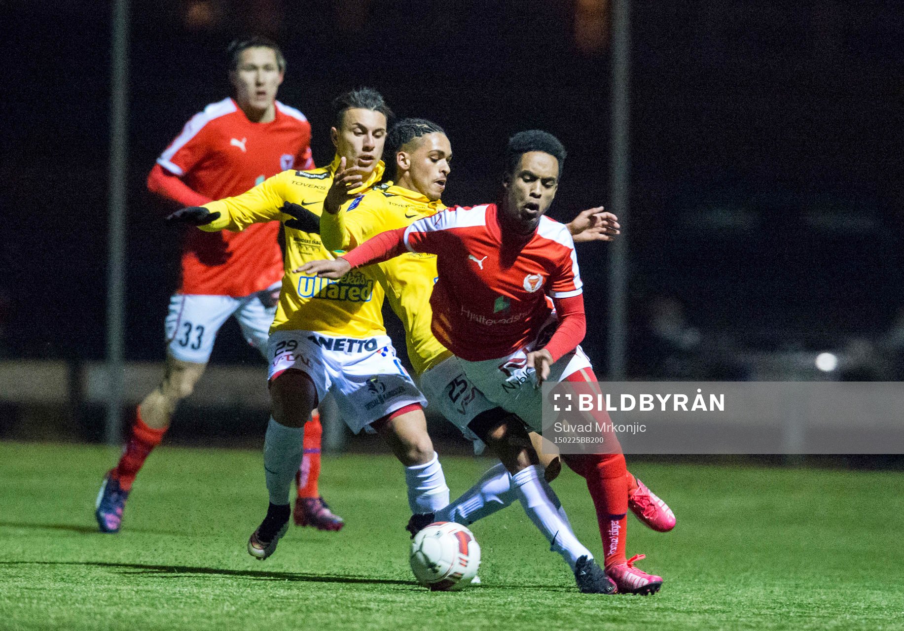Kalmars Muktar Ahmed fälls av en falkenbergspelare