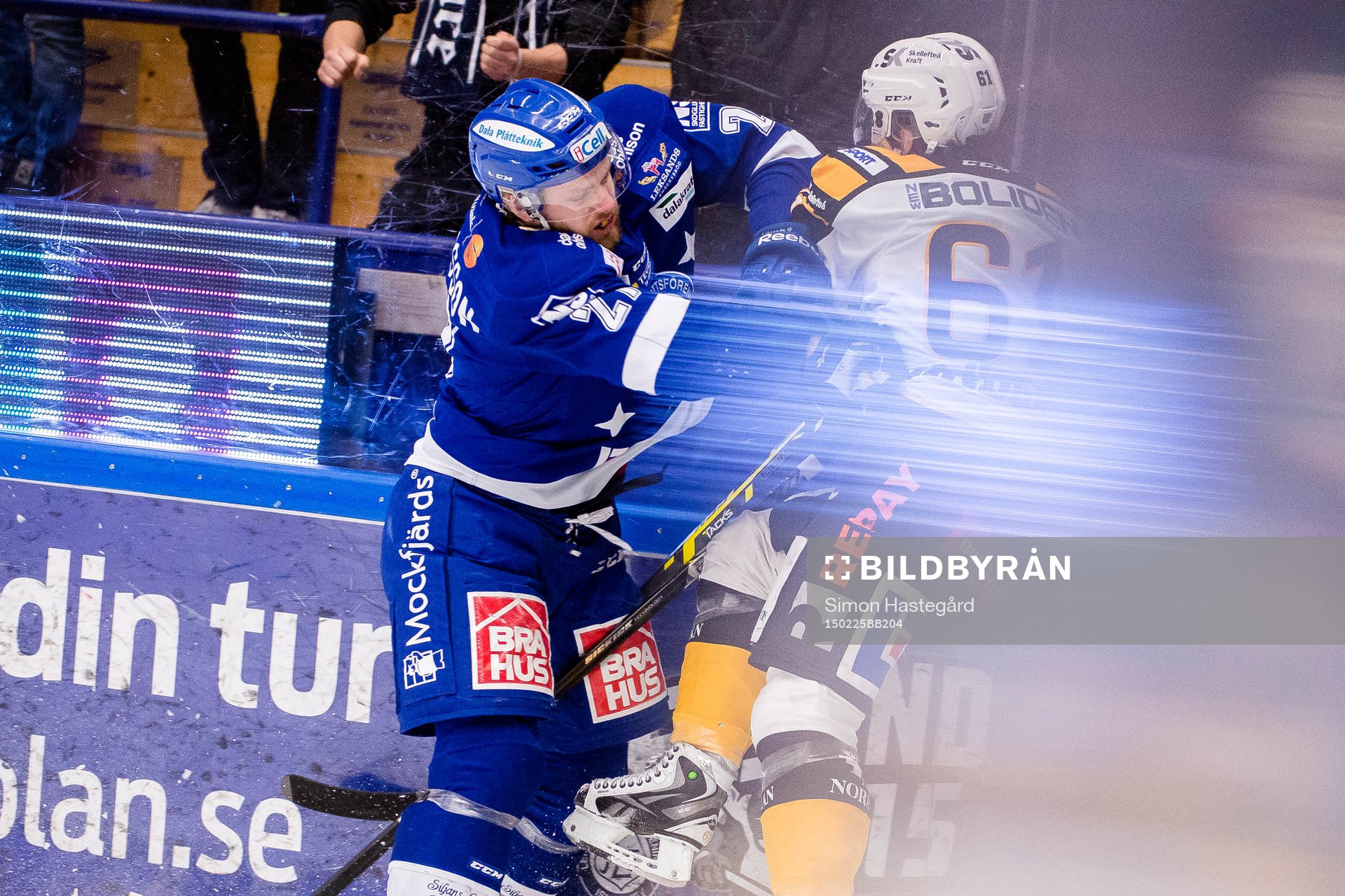 i150225 Leksands Viktor Mårtensson tacklar Skellefteås