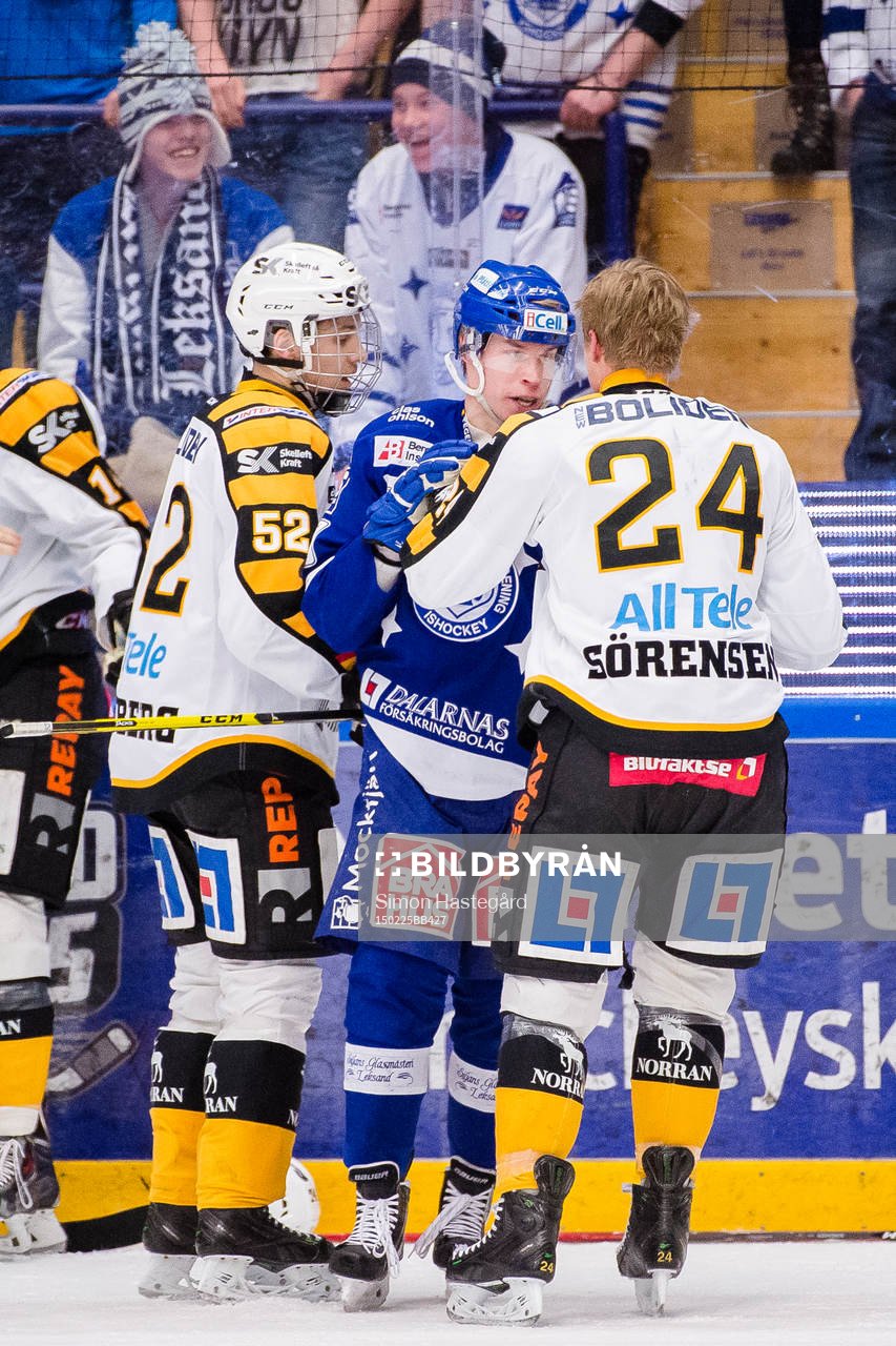 Skellefteås Arvid Lundberg lämnar båset och ger sig in i