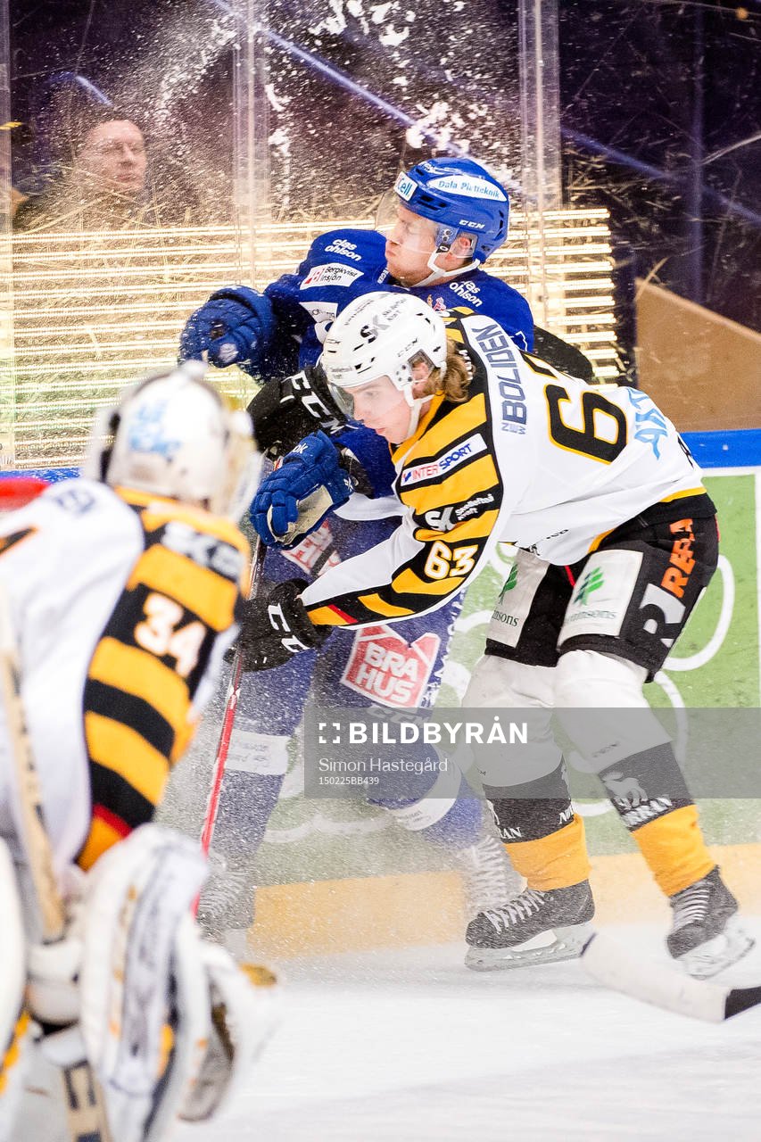 Leksands Patrick Cehlin tacklas utav Skellefteås Sebastian