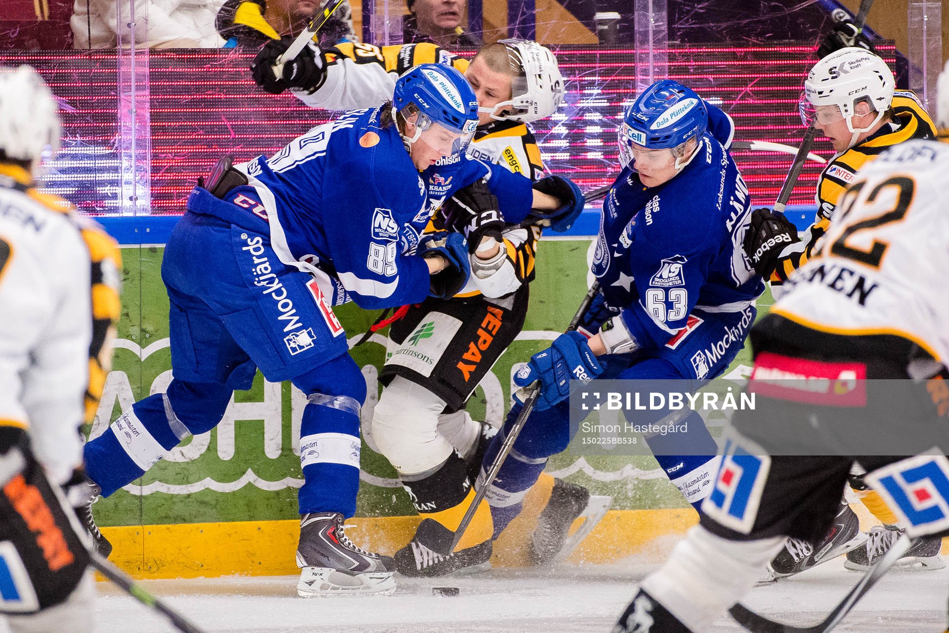 Leksands David Åslin och Fredrik Händemark i en kamp mot