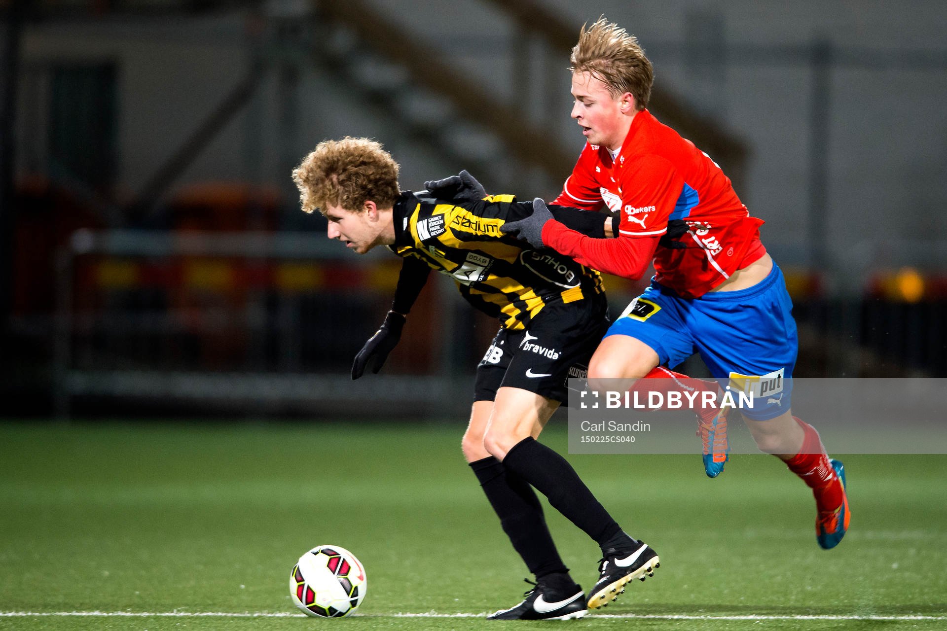 Häckens Samuel Gustafson i närkamp med Östers Robin Strömberg under en fotbollsmatch i Svenska Cupen mellan Häcken och Öster den 25 februari 2015 i Göteborg.