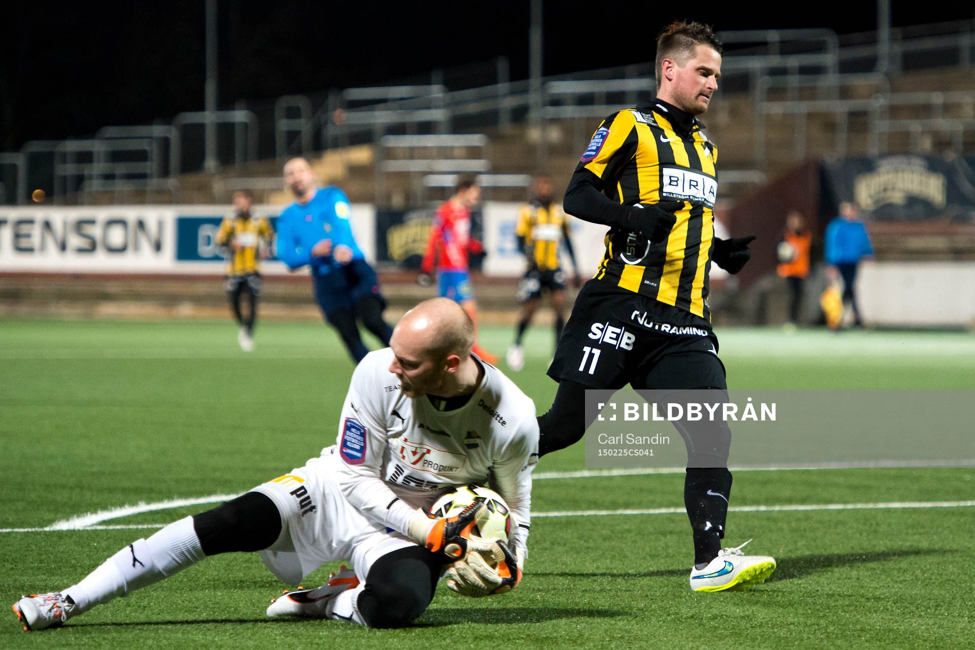 Östers målvakt Rasmus Rydén tar bollen och Häckens