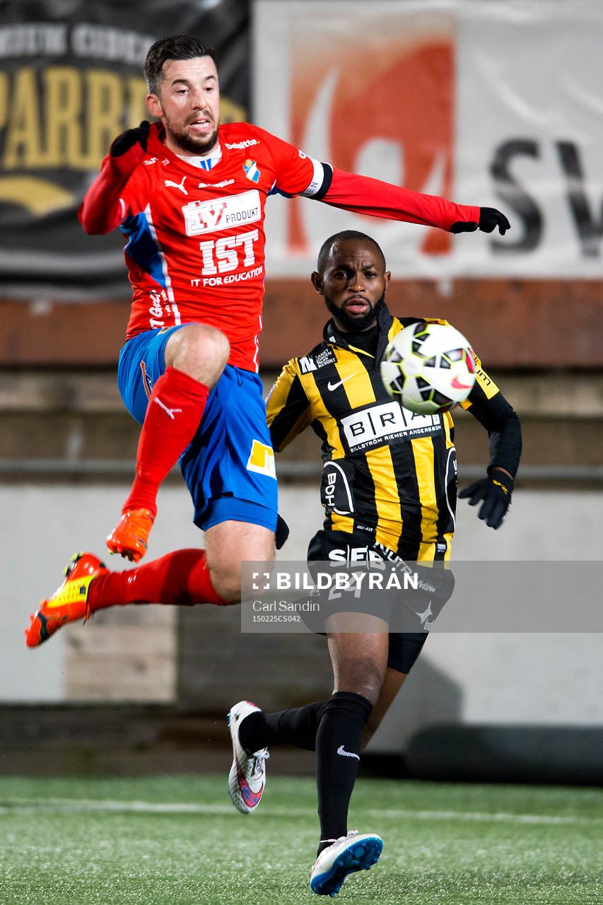Östers Dennis Velic och Häckens René Makondele under en fotbollsmatch i Svenska Cupen mellan Häcken och Öster den 25 februari 2015 i Göteborg.