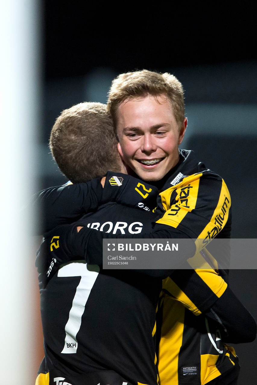 Häckens Simon Gustafson kramas om av Joel Andersson
