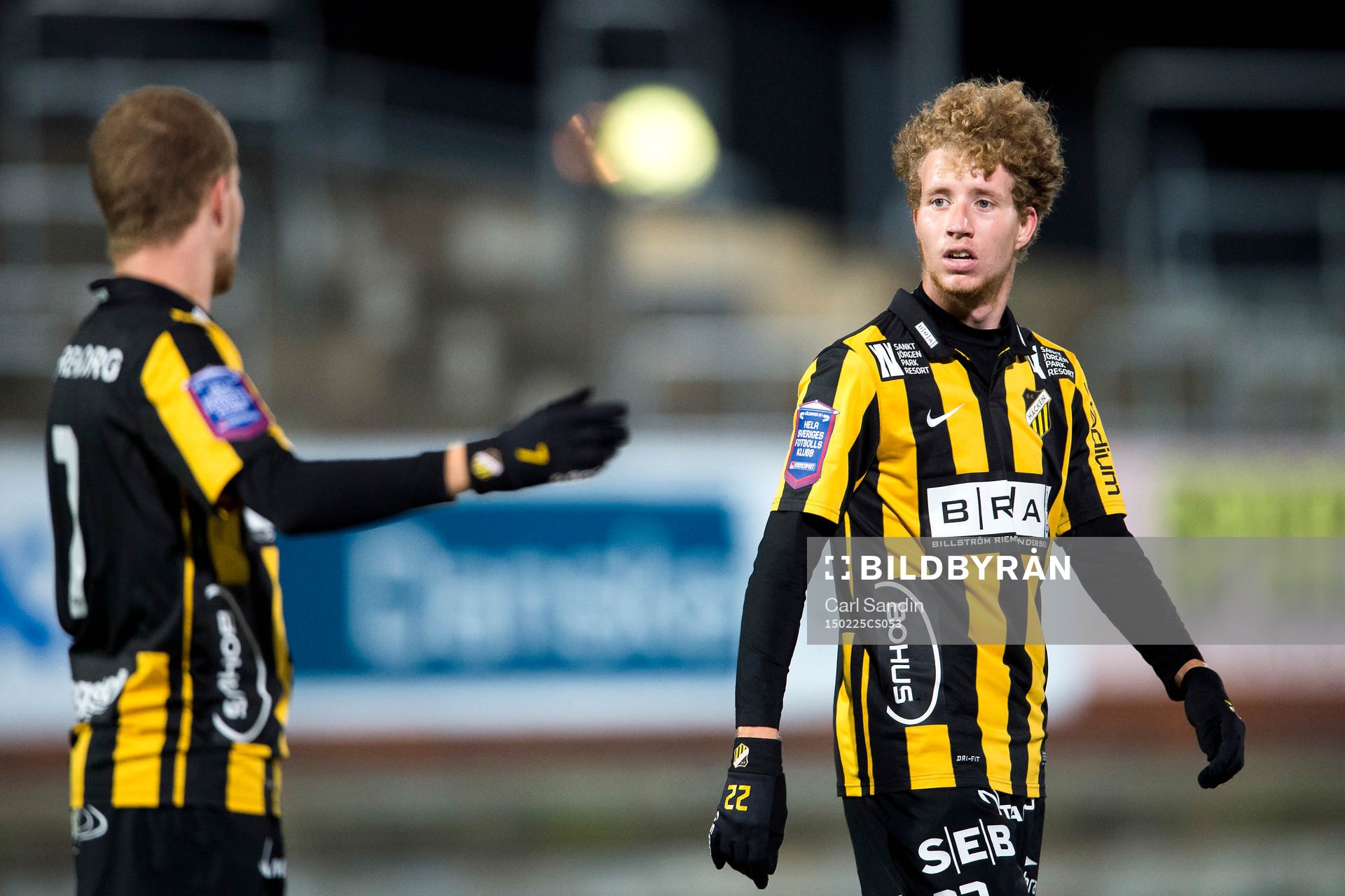 Häckens Simon Gustafson och Samuel Gustafson pratar under en fotbollsmatch i Svenska Cupen mellan Häcken och Öster den 25 februari 2015 i Göteborg.