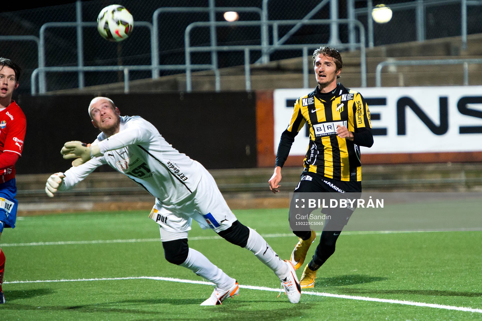 Östers målvakt Rasmus Rydén kastar sig