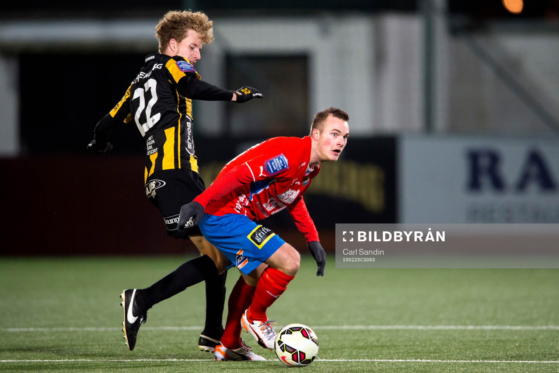 Häckens Samuel Gustafson i närkamp med Östers Jonathan Drott under en fotbollsmatch i Svenska Cupen mellan Häcken och Öster den 25 februari 2015 i Göteborg.