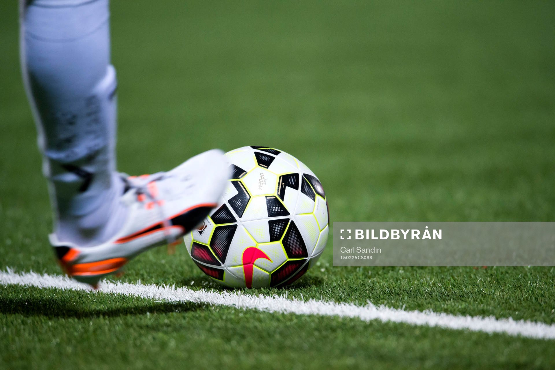 En målvakt skjuter ut en boll under en fotbollsmatch i Svenska Cupen mellan Häcken och Öster den 25 februari 2015 i Göteborg.
