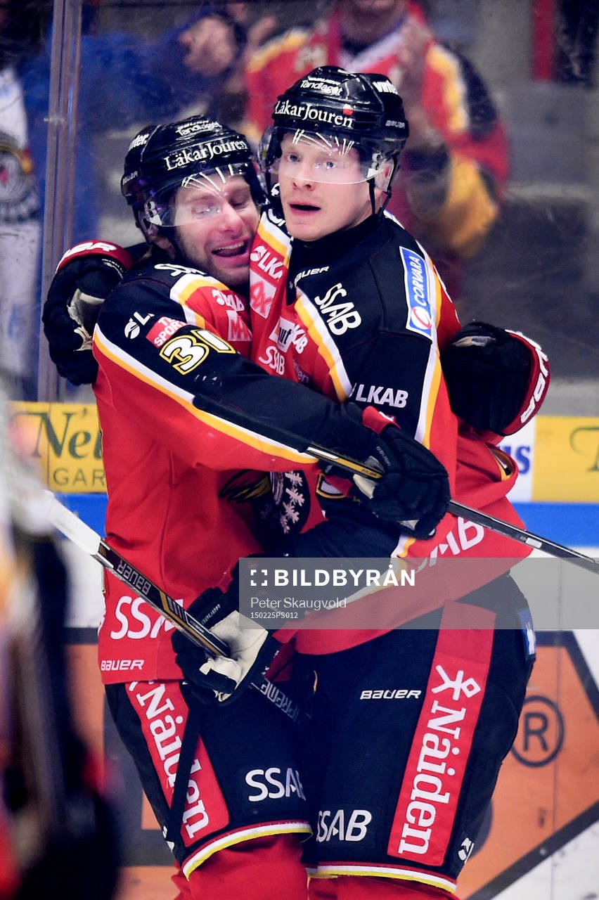 Luleås Jonathan Granström gratulerar Lennart Petrell