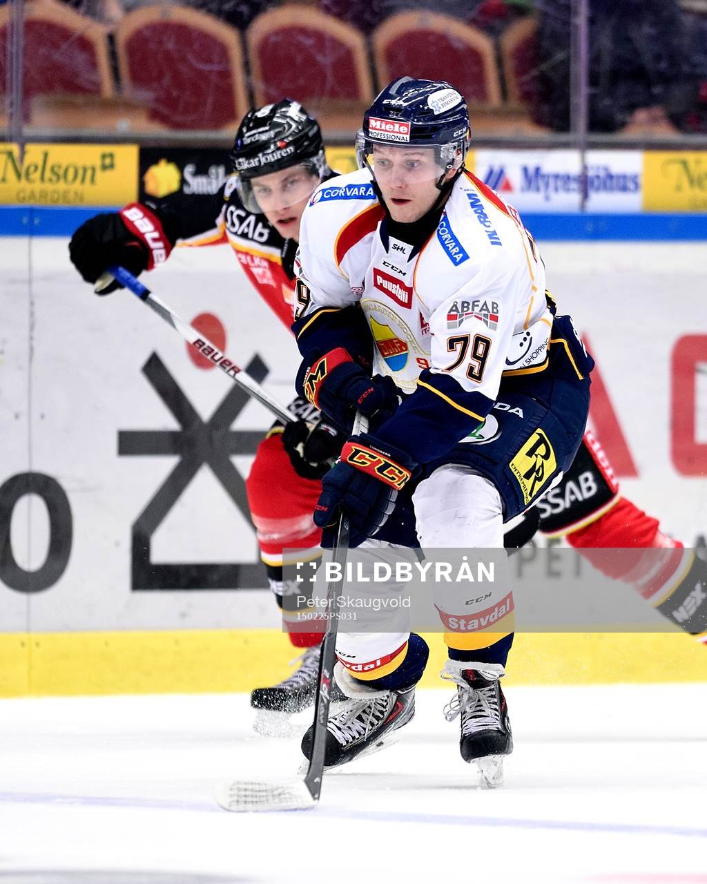 Djurgårdens Emil Lundberg med pucken