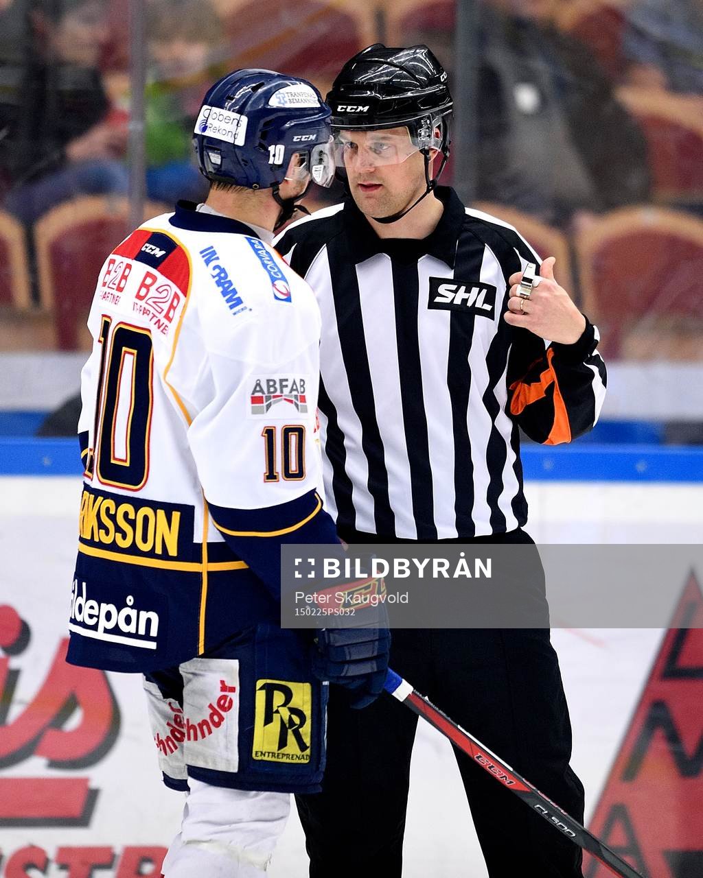 Djurgårdens Joakim Eriksson pratar med domare Mikael Nord