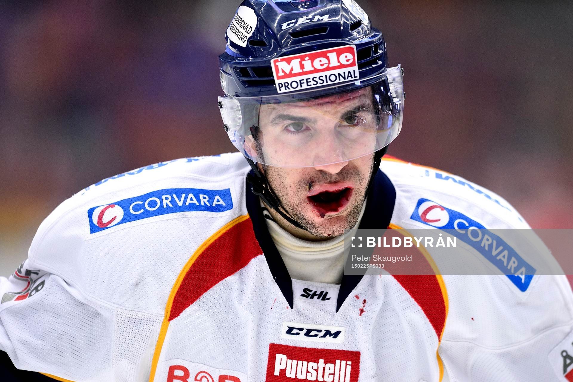 Djurgårdens Steve Saviano blöder från munnen