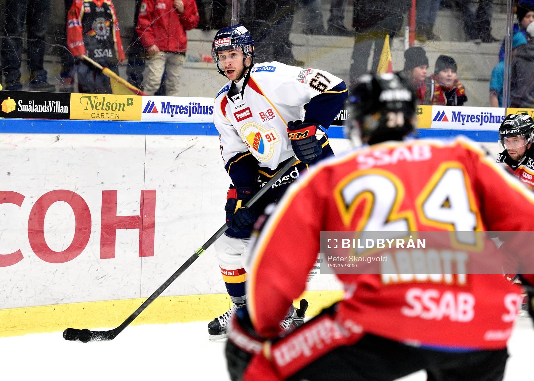 Djurgårdens Simon Gysbers med pucken