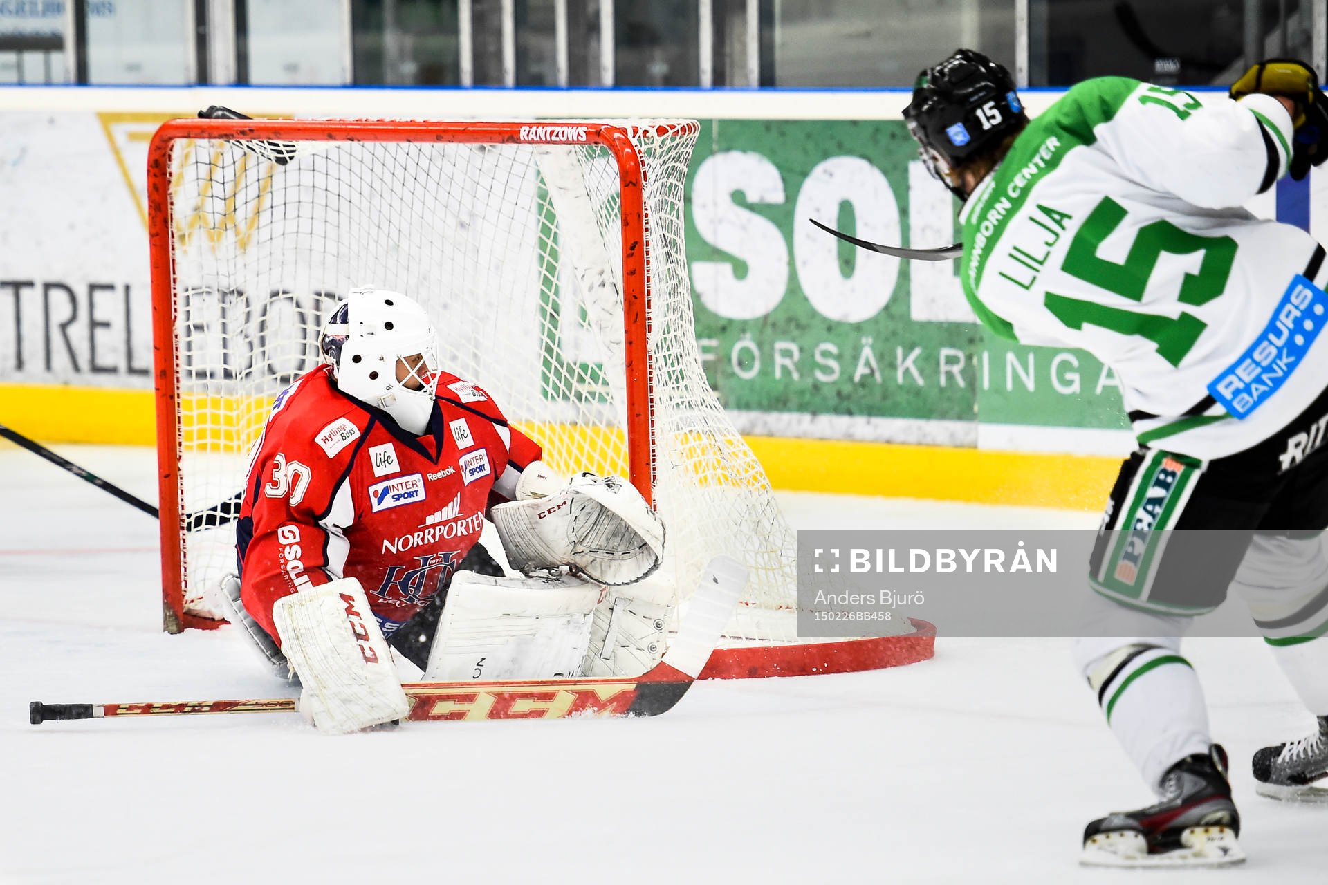 Rögles Jakob Lilja skjuter mot Asplövens målvakt