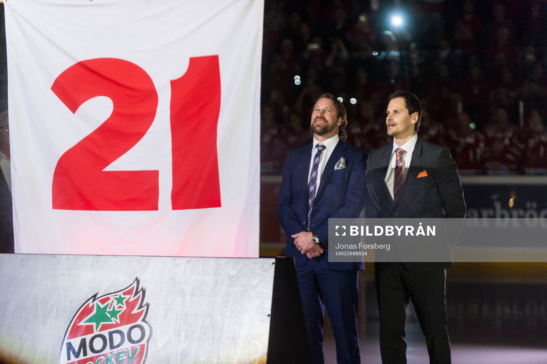 Peter Forsberg får sin förtjänst fana hissad i arenan