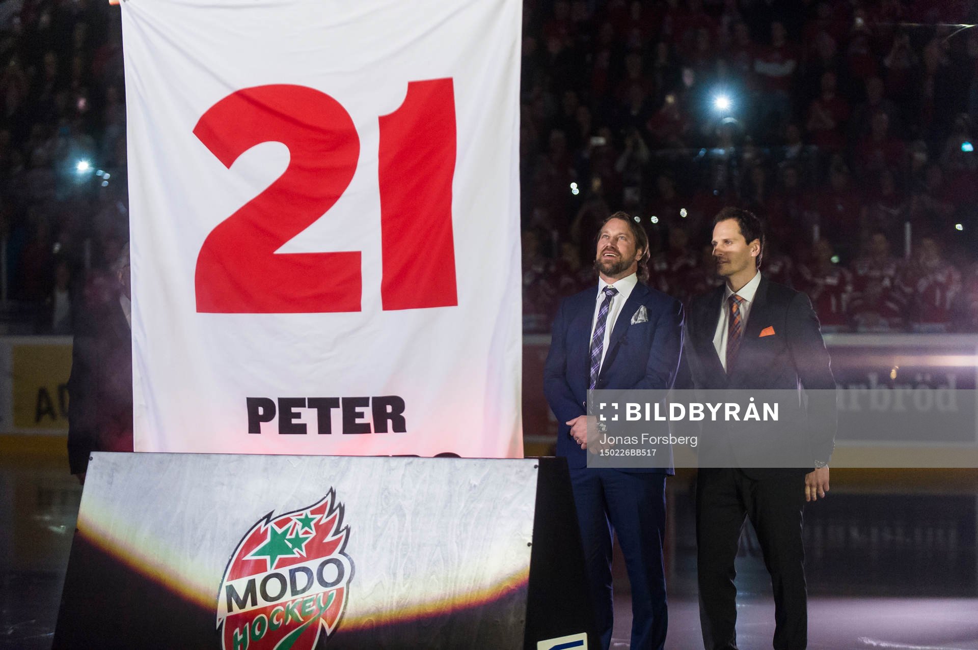 Peter Forsberg får sin förtjänst fana hissad i arenan