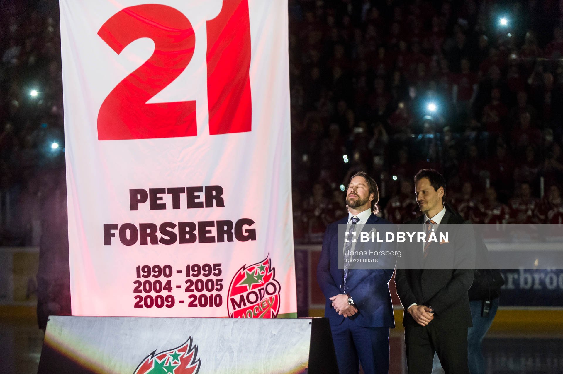 Peter Forsberg får sin förtjänst fana hissad i arenan