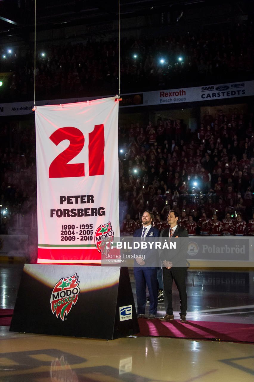 Peter Forsberg får sin förtjänst fana hissad i arenan