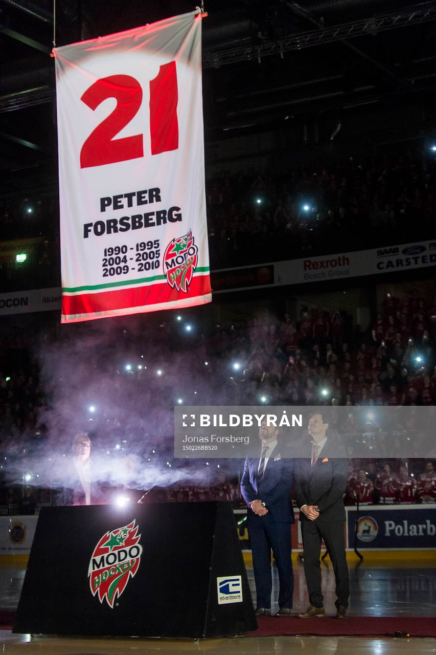 Peter Forsberg får sin förtjänst fana hissad i arenan