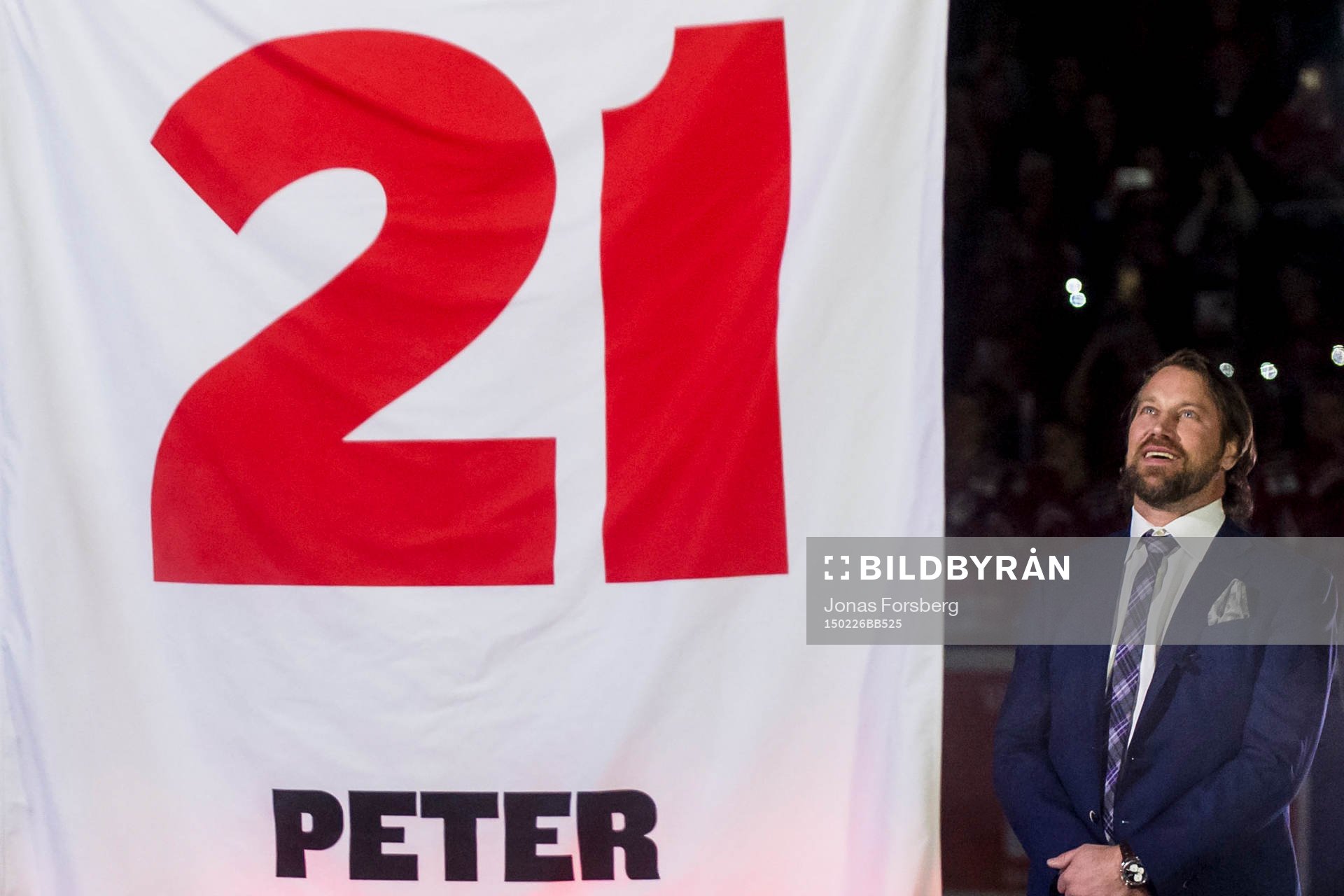 Peter Forsberg får sin förtjänst fana hissad i arenan