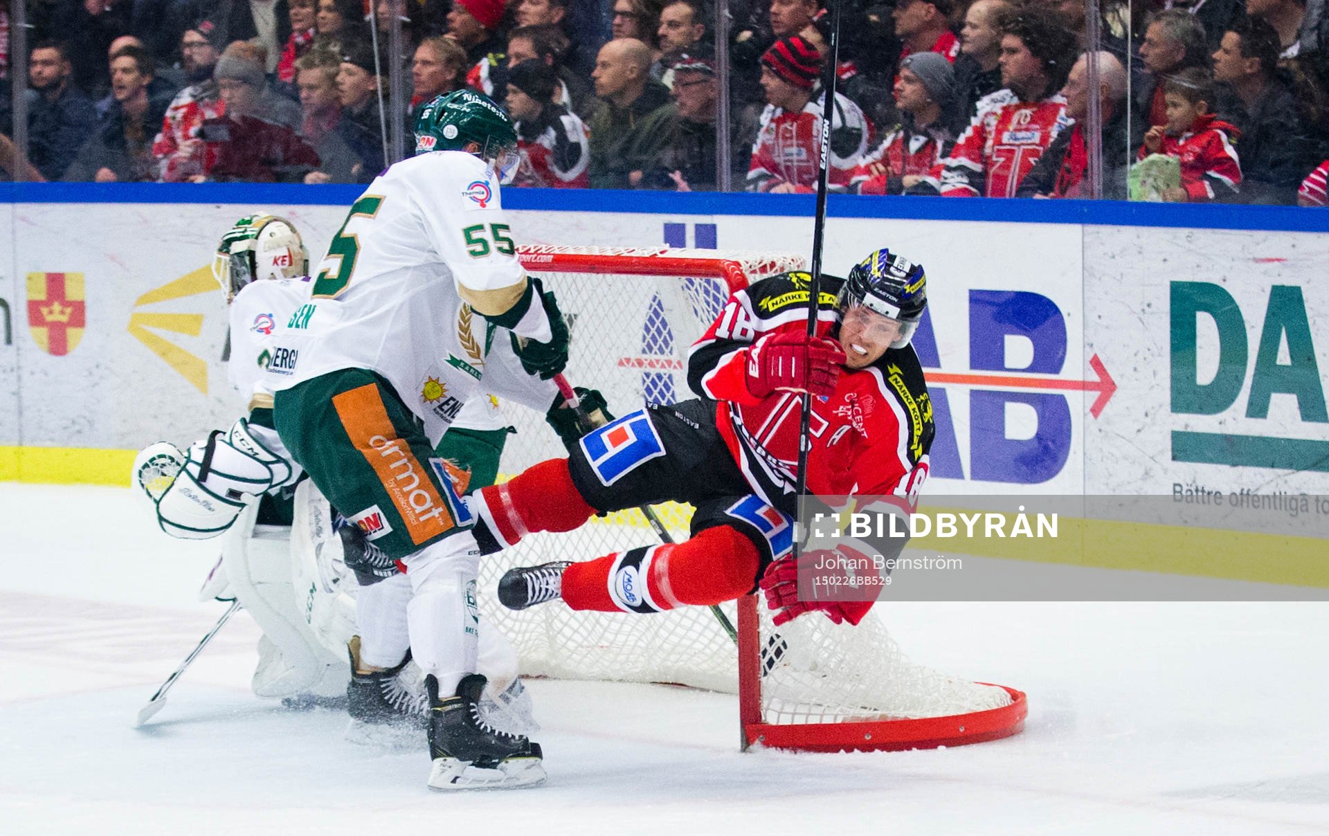 Färjestads Ole-Kristian Tollefsen tacklar omkull Örebros