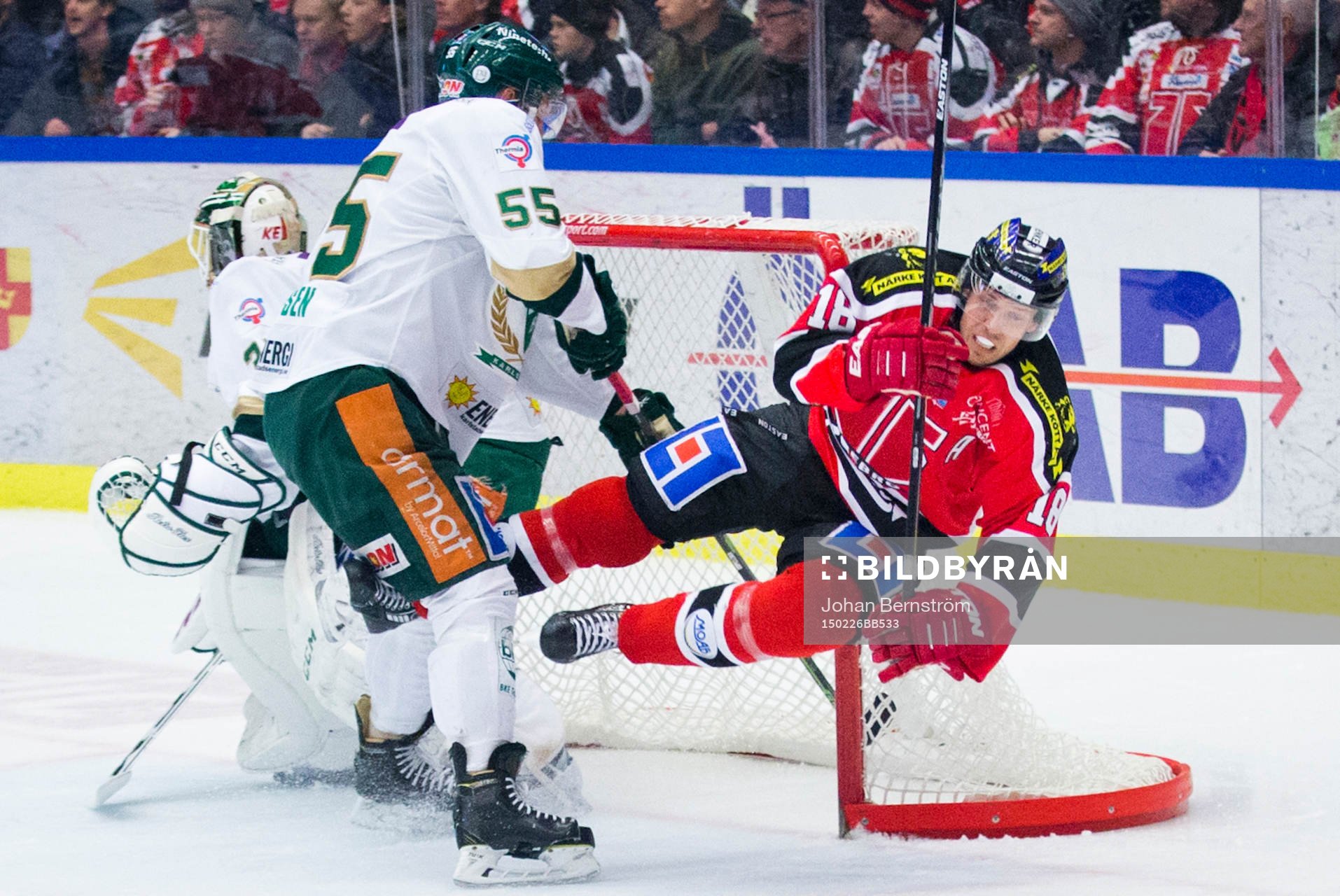 Färjestads Ole-Kristian Tollefsen tacklar omkull Örebros