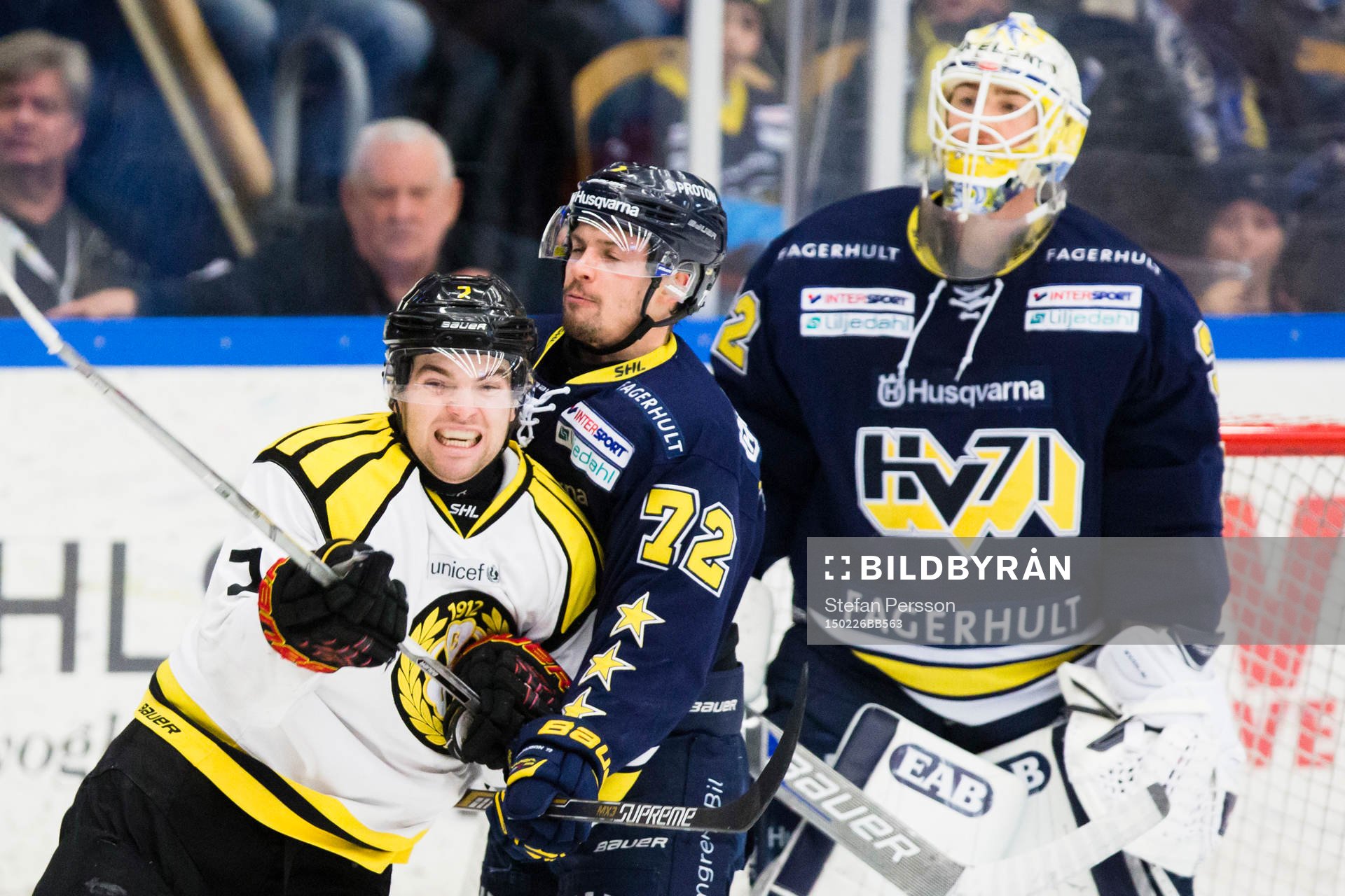 s Patrik Carlsson framför HV71:s målvakt Gustaf Wesslau