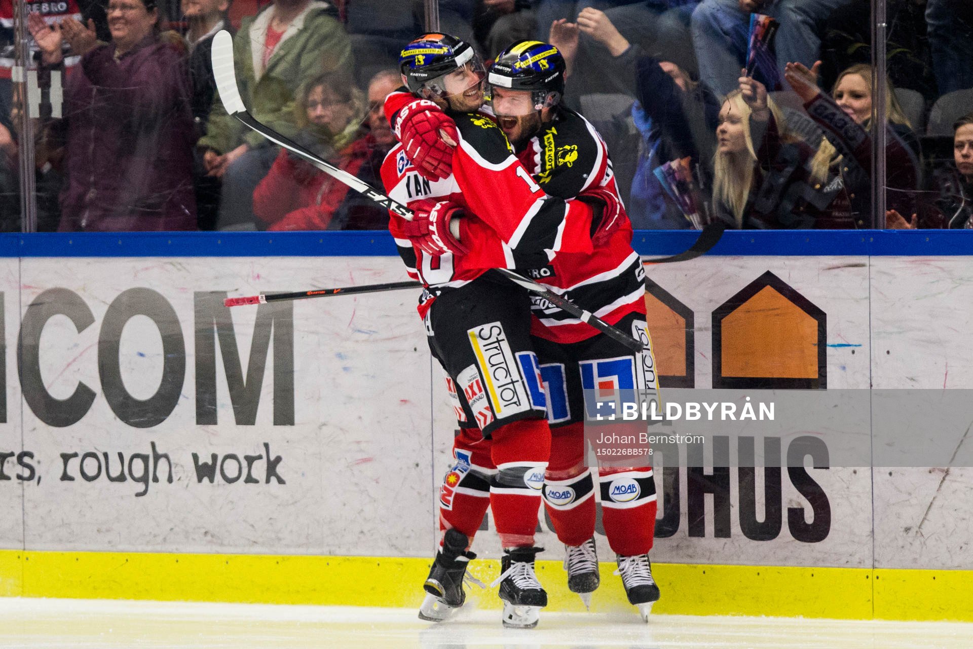 Örebros Derek Ryan gör 1-0 och jublar ihop med Johan