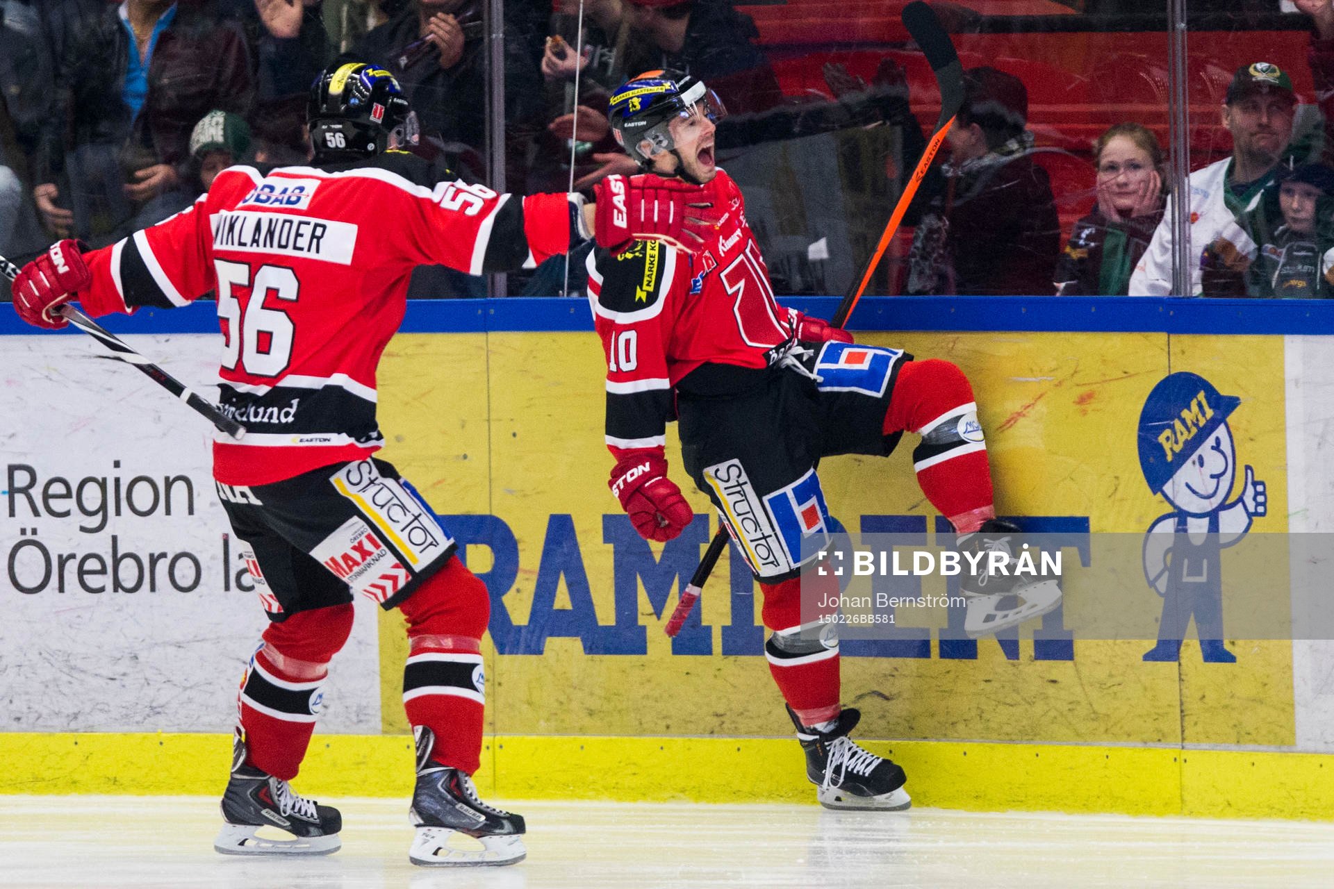Örebros Derek Ryan gör 1-0 och jublar ihop med Johan