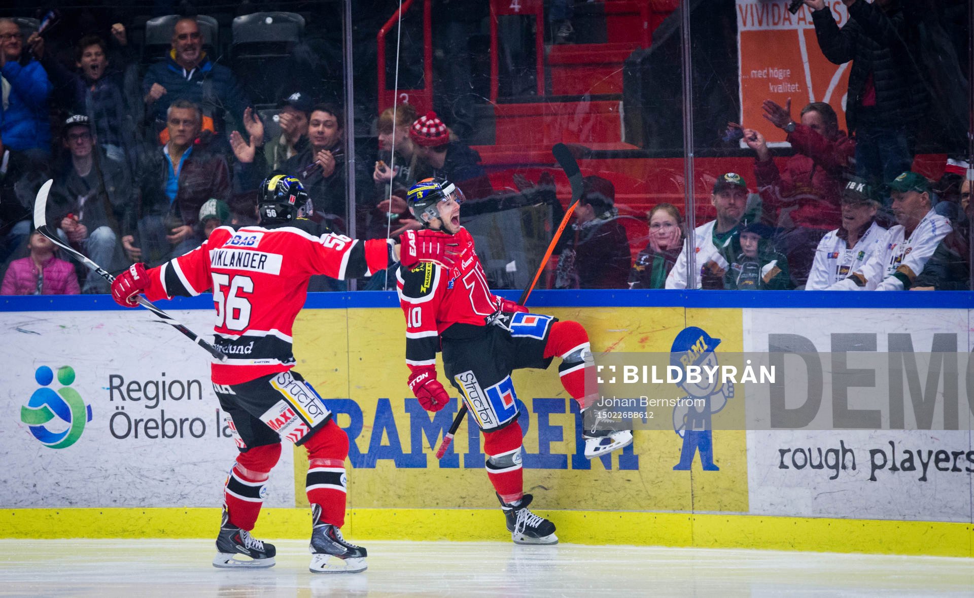Örebros Derek Ryan gör 1-0 och jublar med Johan Wiklander