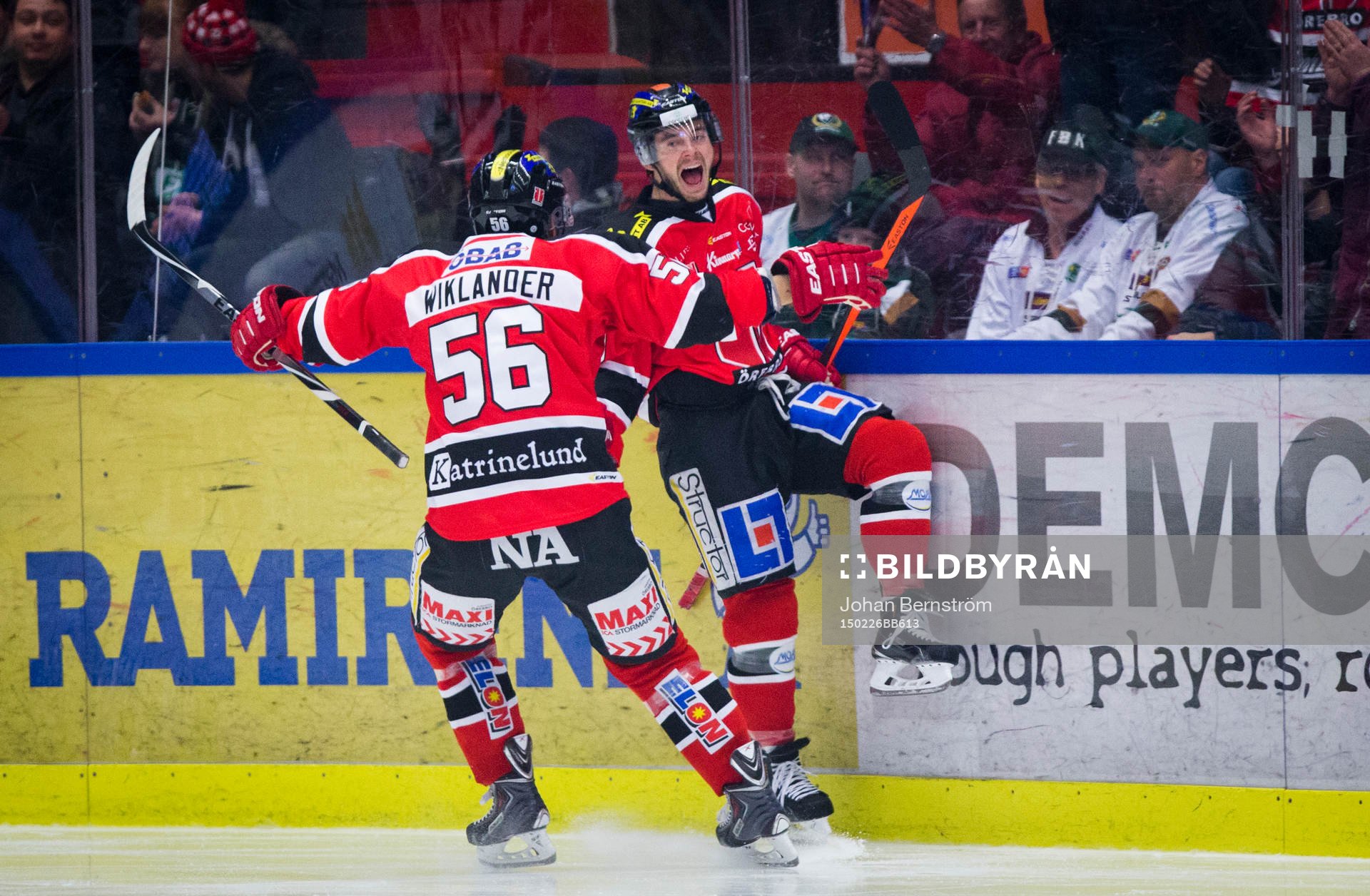 Örebros Derek Ryan gör 1-0 och jublar med Johan Wiklander