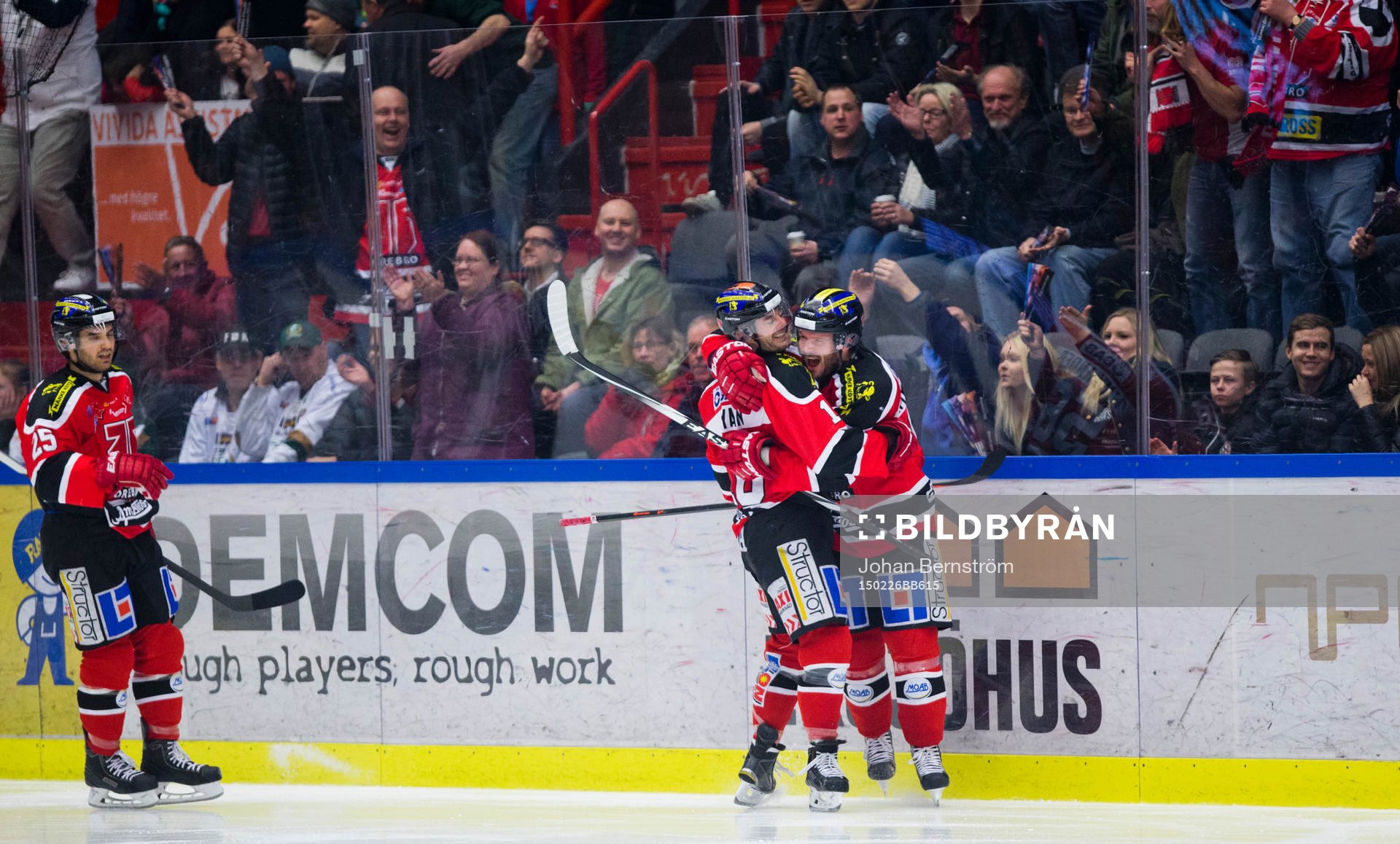 Örebros Derek Ryan gör 1-0 och jublar med Johan Wiklander