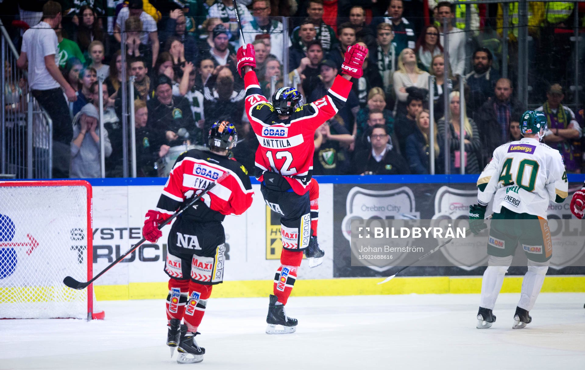 Örebros Marko Anttila gör 2-0 och jublar med Derek Ryan