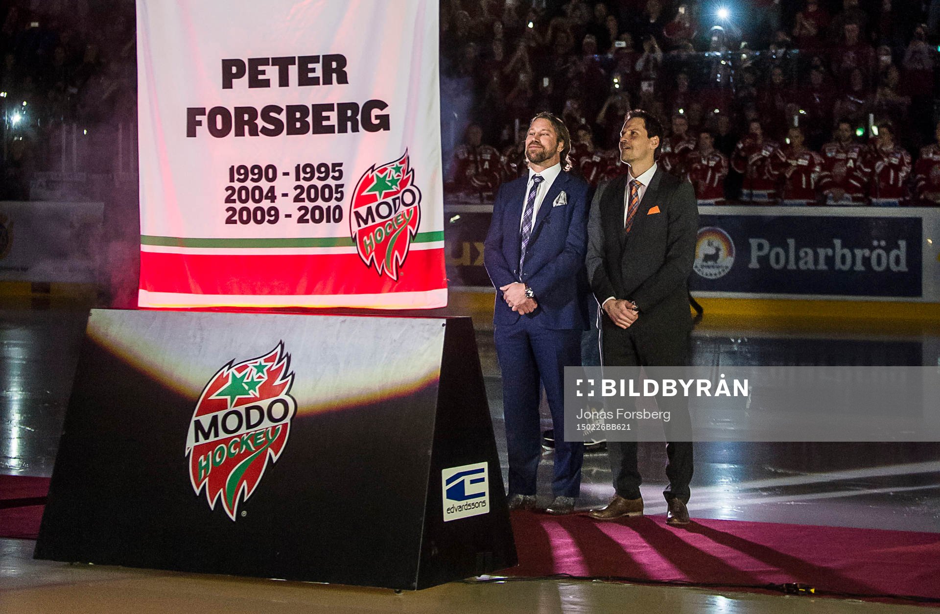 Peter Forsberg får sin förtjänst fana hissad i arenan