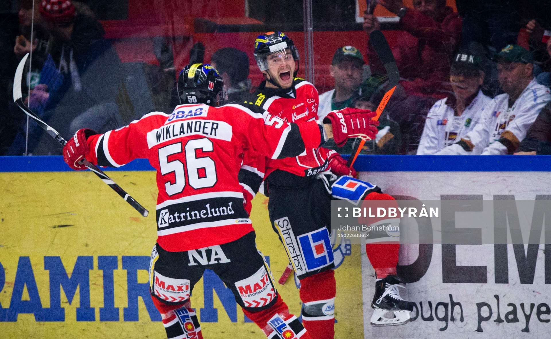 Örebros Derek Ryan gör 1-0 och jublar med Johan Wiklander