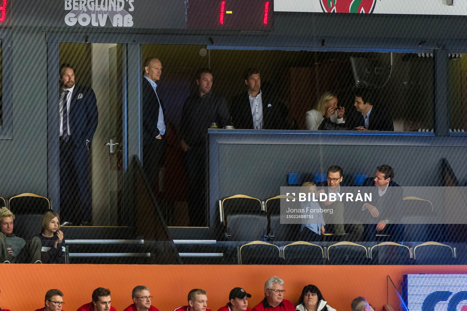 Peter Forsberg tittar på när prins Daniel bekantar sig