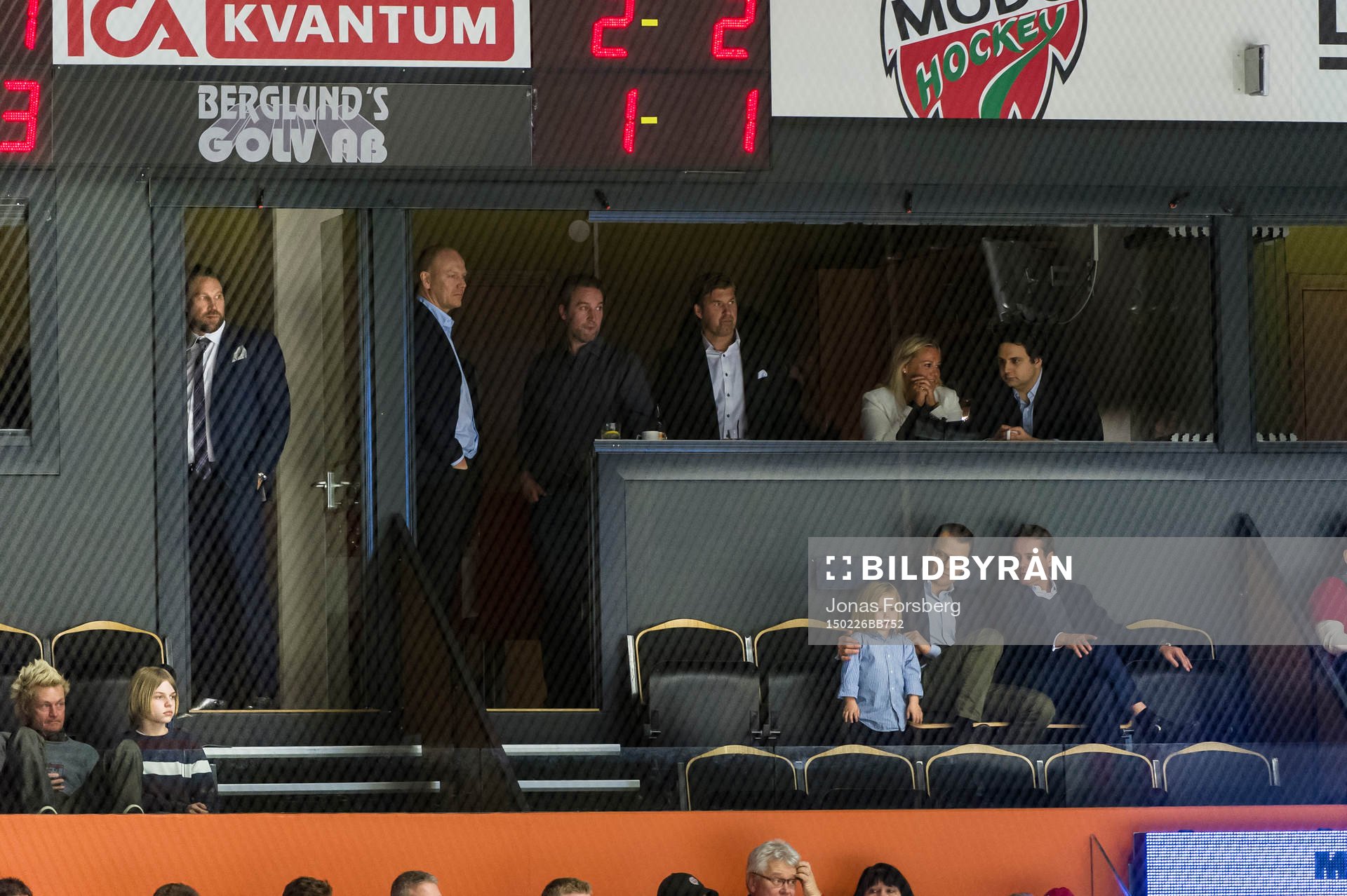 Peter Forsberg tittar på när prins Daniel bekantar sig