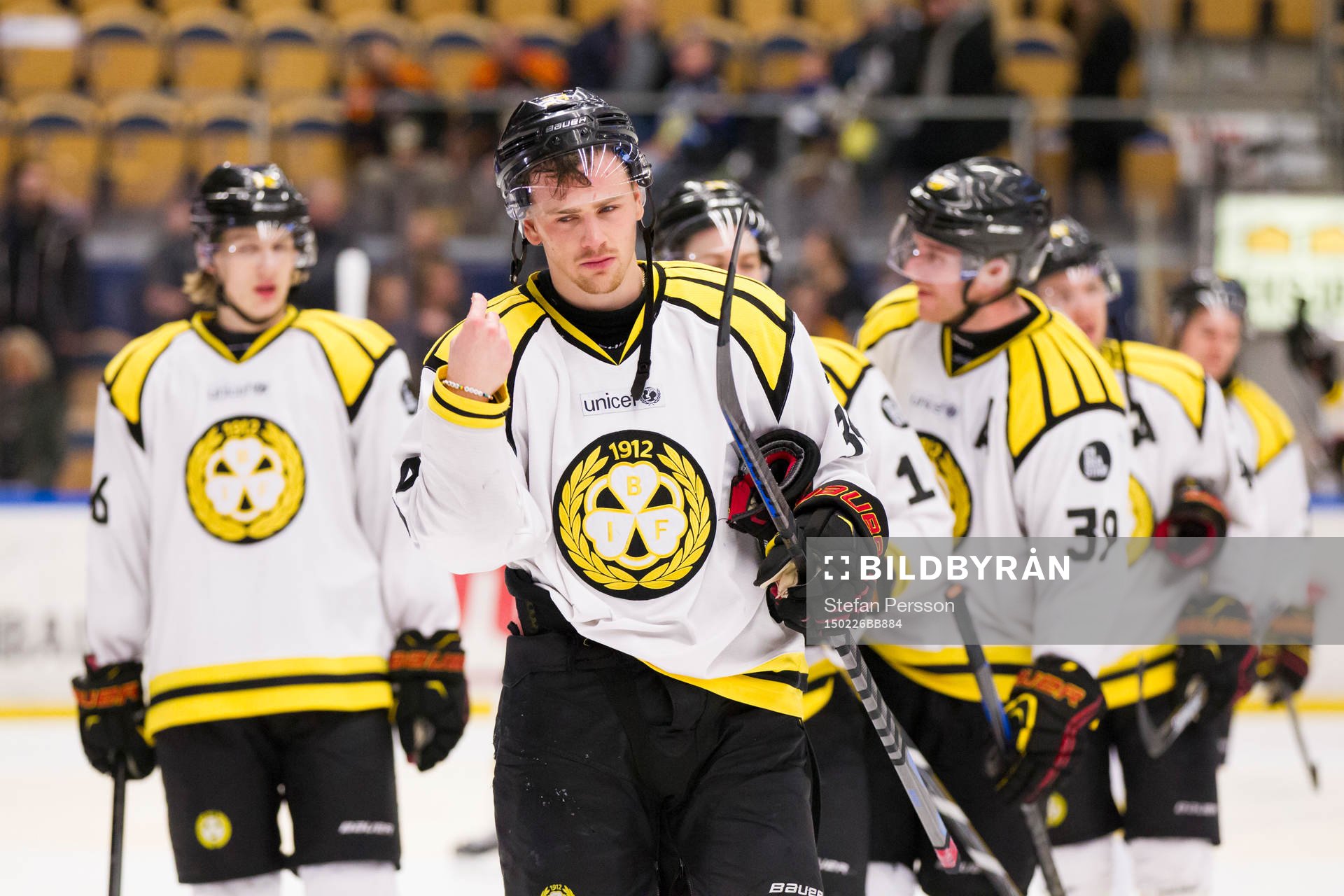 Brynäs Daniel Brodin med lagkamrater deppar