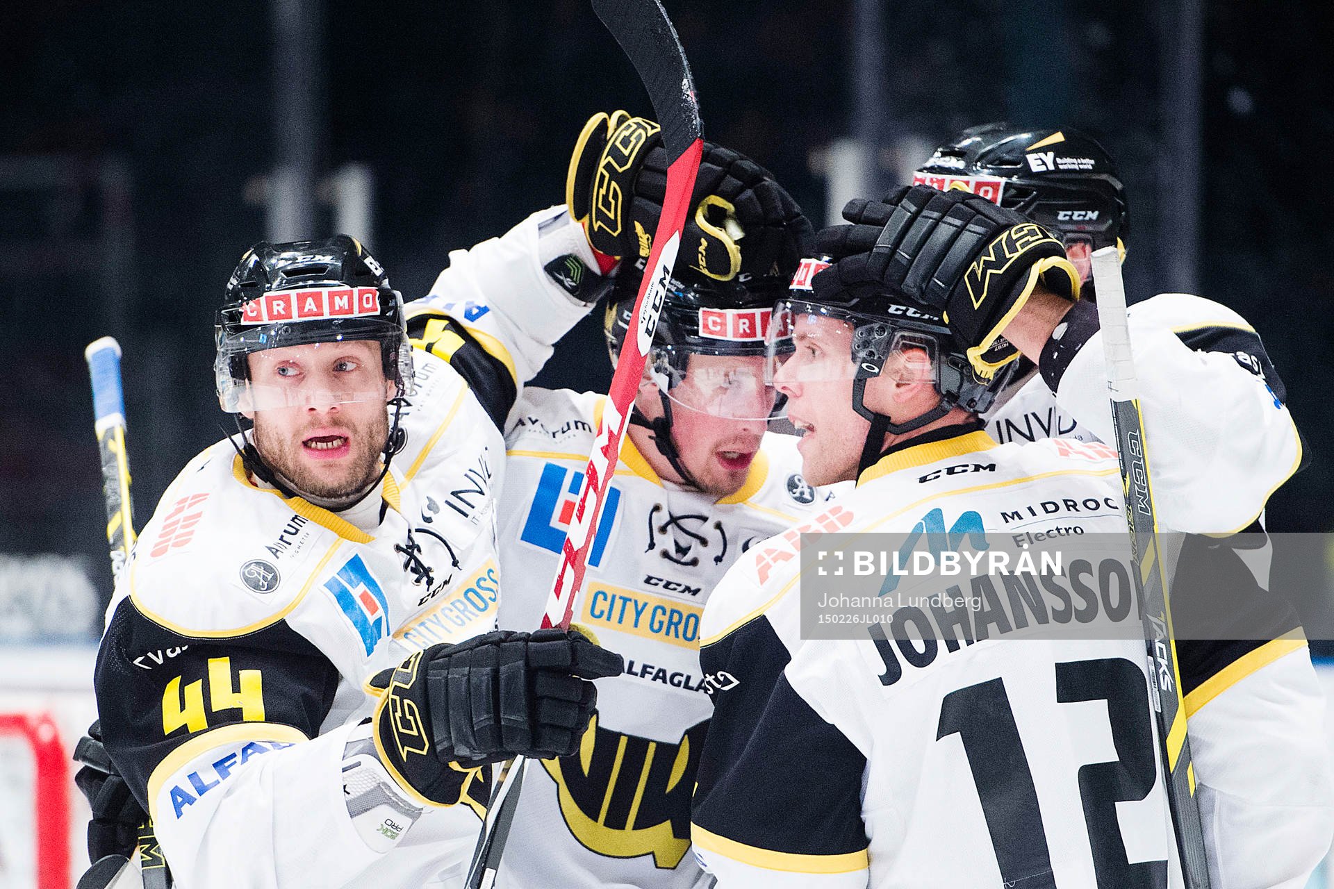 Västerås spelare med Per Helmersson (tv) jublar